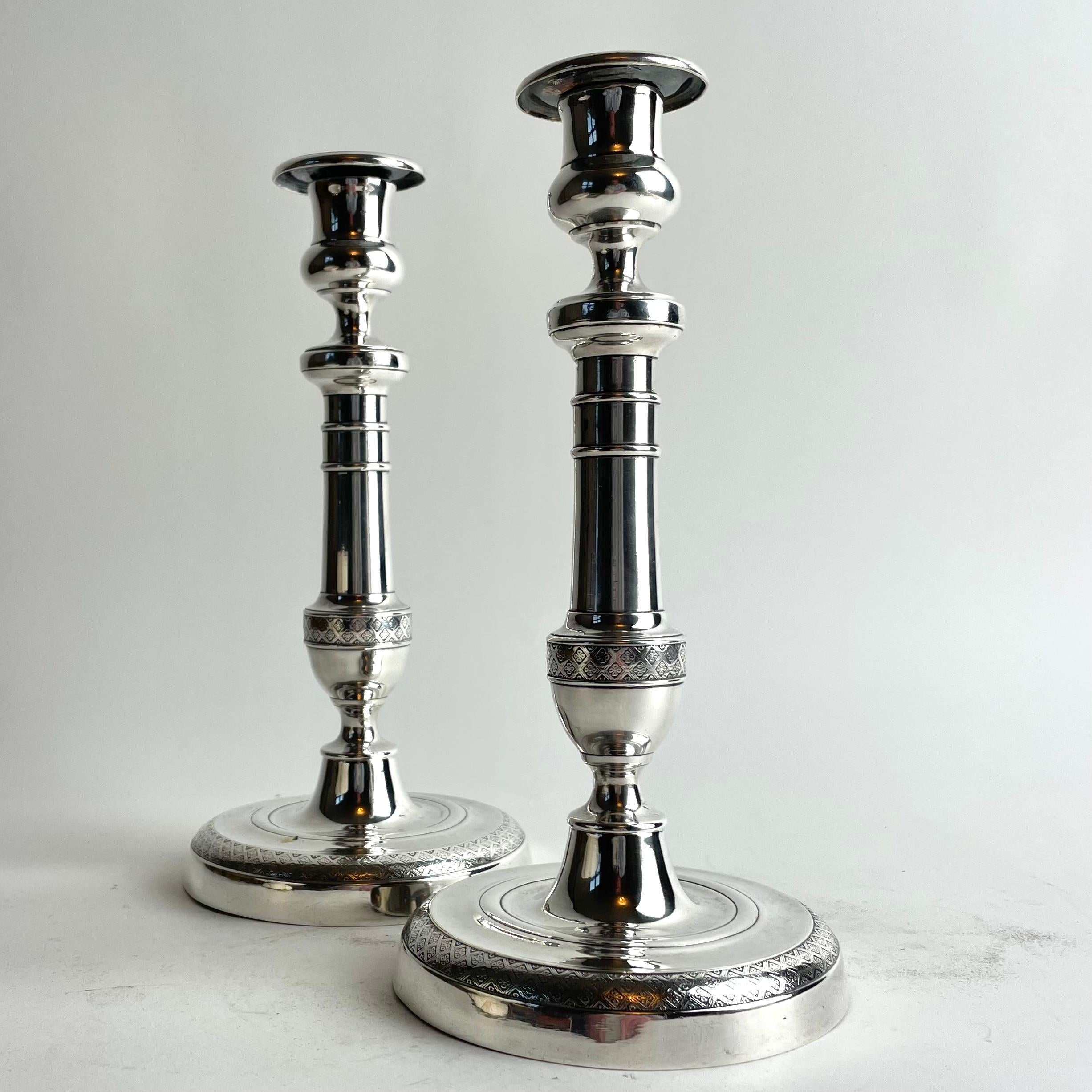 Francese Coppia di candelabri francesi in bronzo argentato stile Impero, anni '20 del XIX secolo in vendita