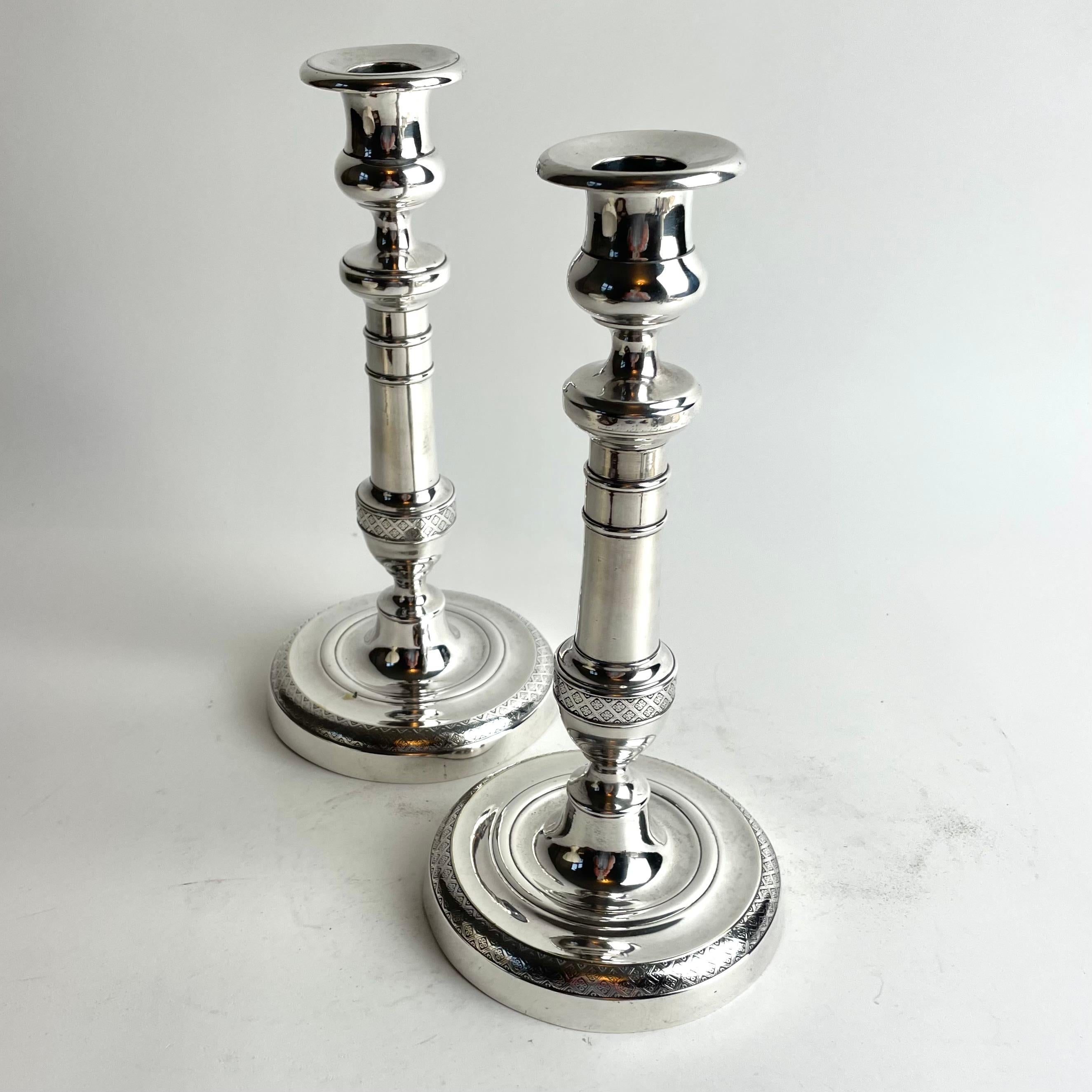 Coppia di candelabri francesi in bronzo argentato stile Impero, anni '20 del XIX secolo In condizioni buone in vendita a Knivsta, SE