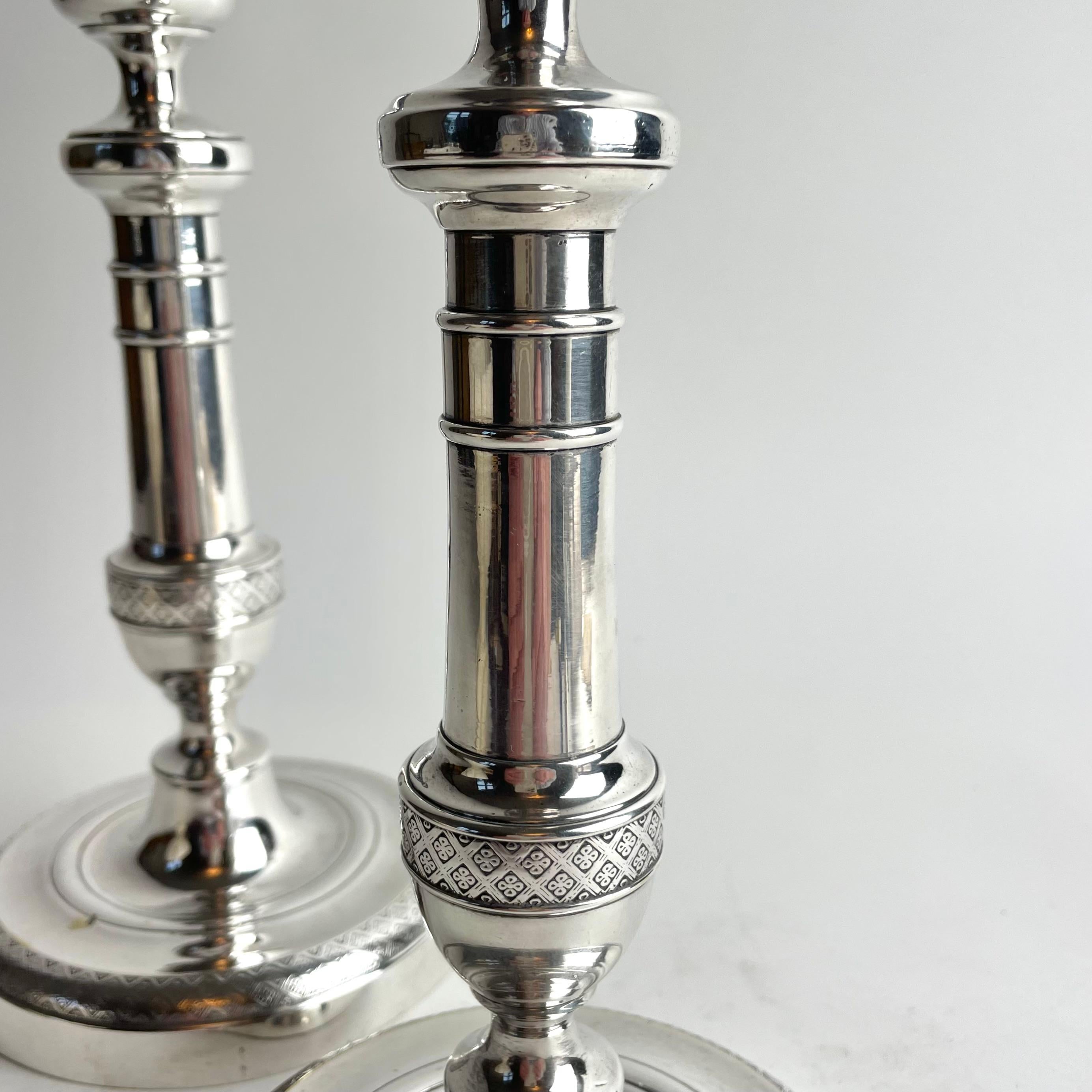 Placcato argento Coppia di candelabri francesi in bronzo argentato stile Impero, anni '20 del XIX secolo in vendita