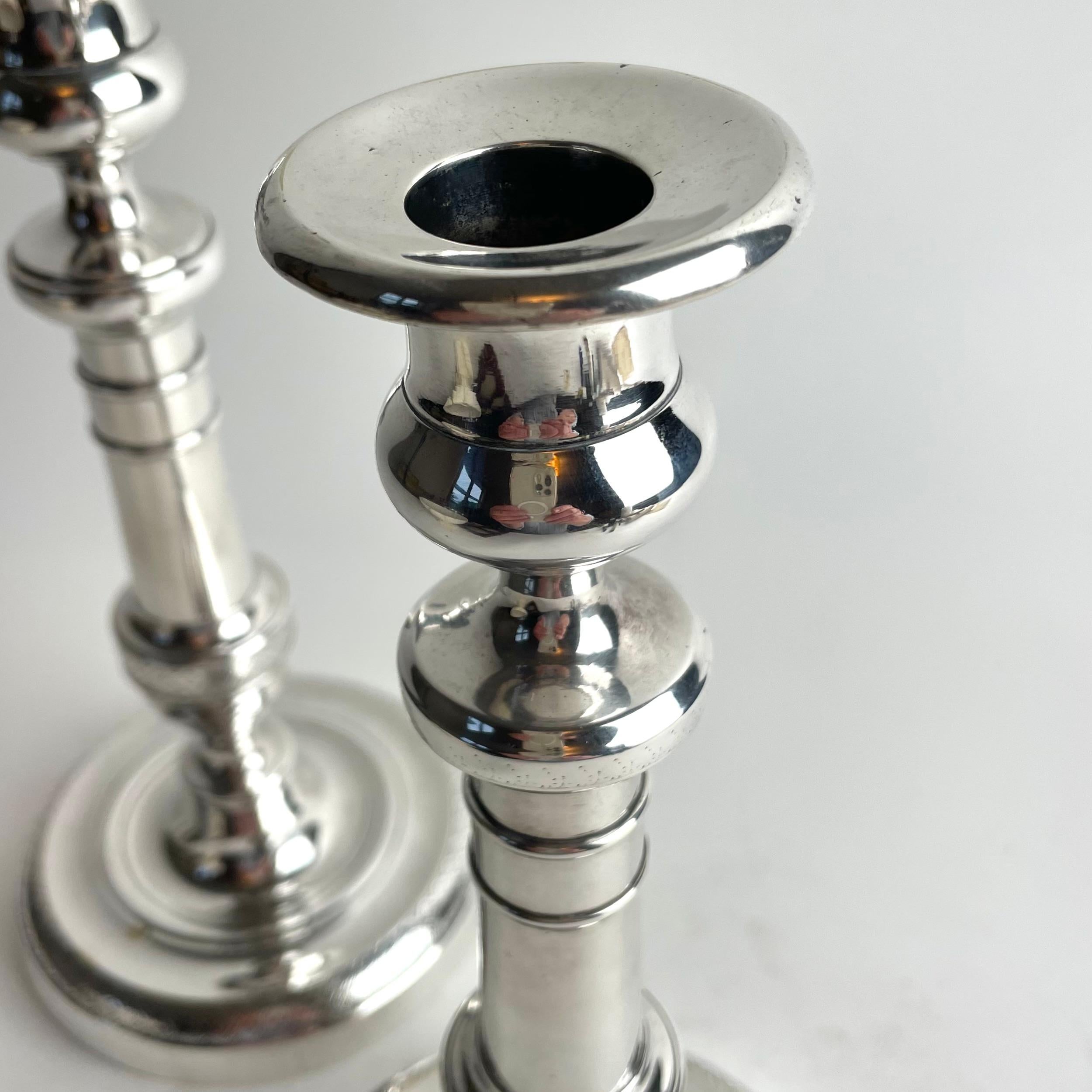 Coppia di candelabri francesi in bronzo argentato stile Impero, anni '20 del XIX secolo in vendita 2
