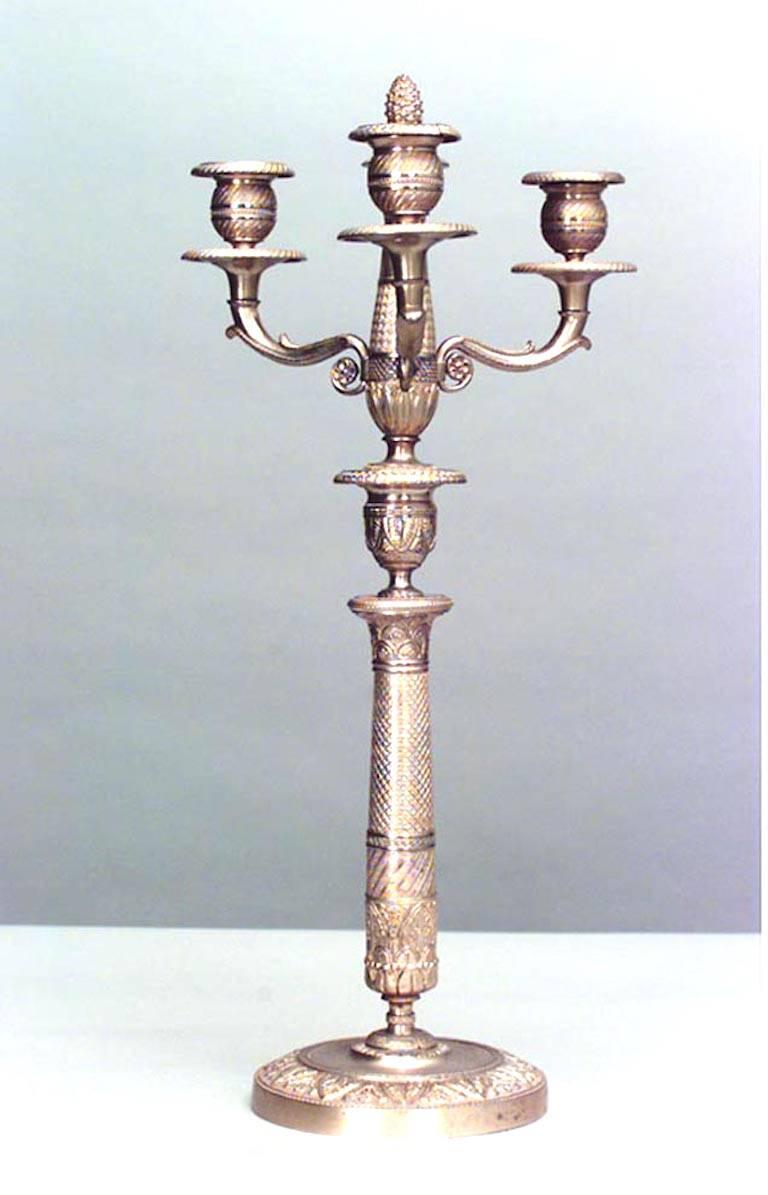 Ein Paar französischer 3-armiger Kandelaber aus Bronze von Charles X (19. Jahrhundert) mit zweiteiligen Kerzenhaltern. (PREIS ALS PAAR)
