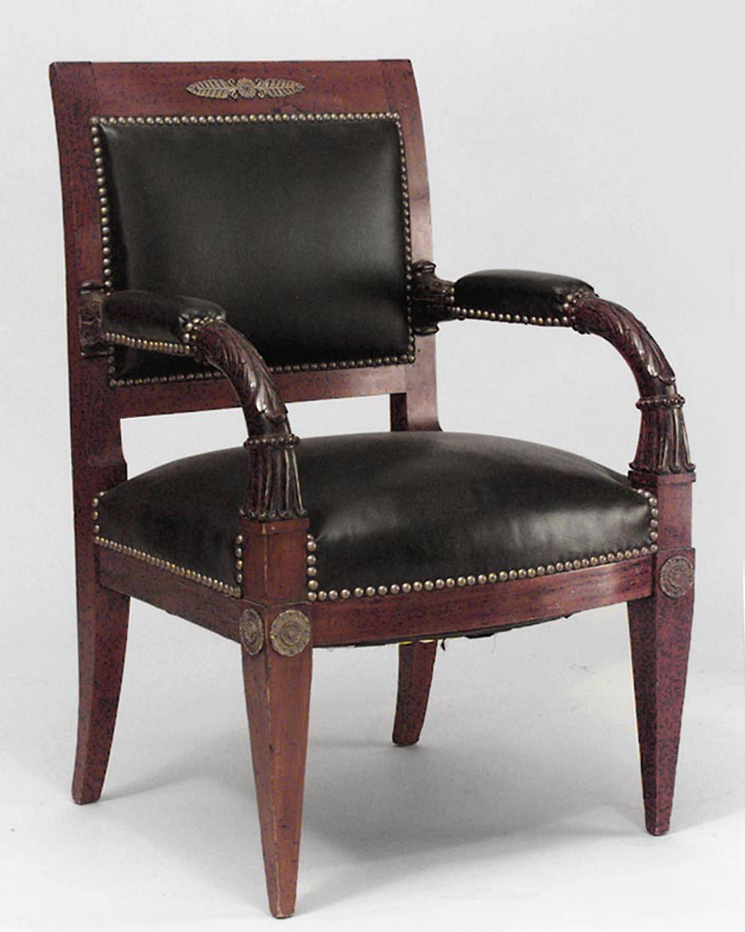 Paire de fauteuils de style Empire français (19e siècle) en acajou et garnis de bronze, avec assise et dossier en cuir noir.
