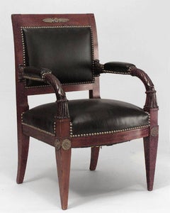 Ein Paar französische Mahagoni-Ledersessel im Empire-Stil