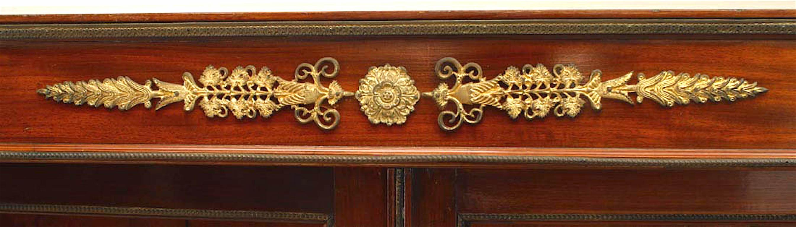 Francese Coppia di librerie francesi Impero in mogano e bronzo in vendita