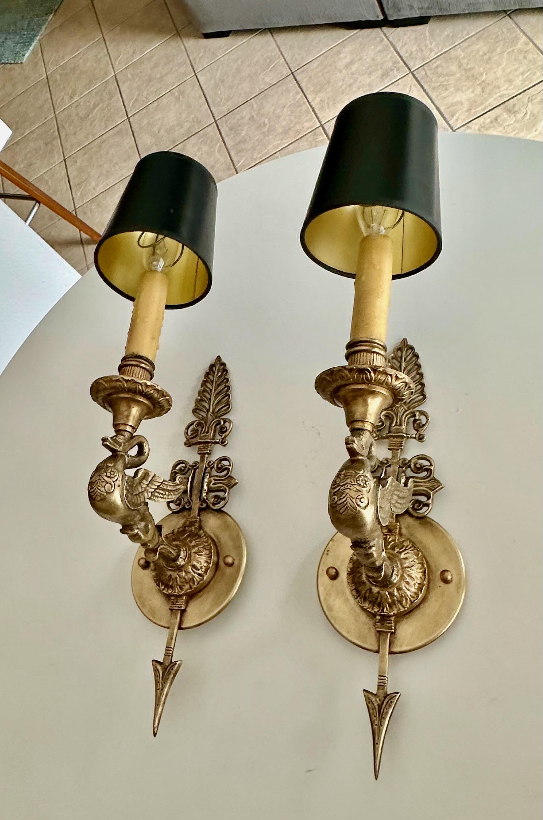 Fin du XIXe siècle Pair of French Empire Style Arrow Swan Wall Sconces en vente