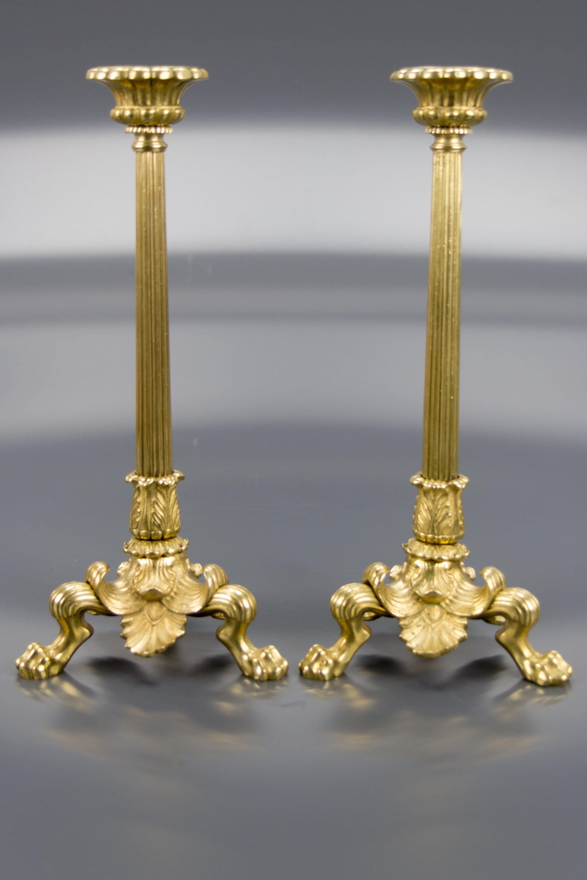 Pair of French Empire Style Brass and Bronze Candlesticks on Tripod Lion Paws In Good Condition In Barntrup, DE