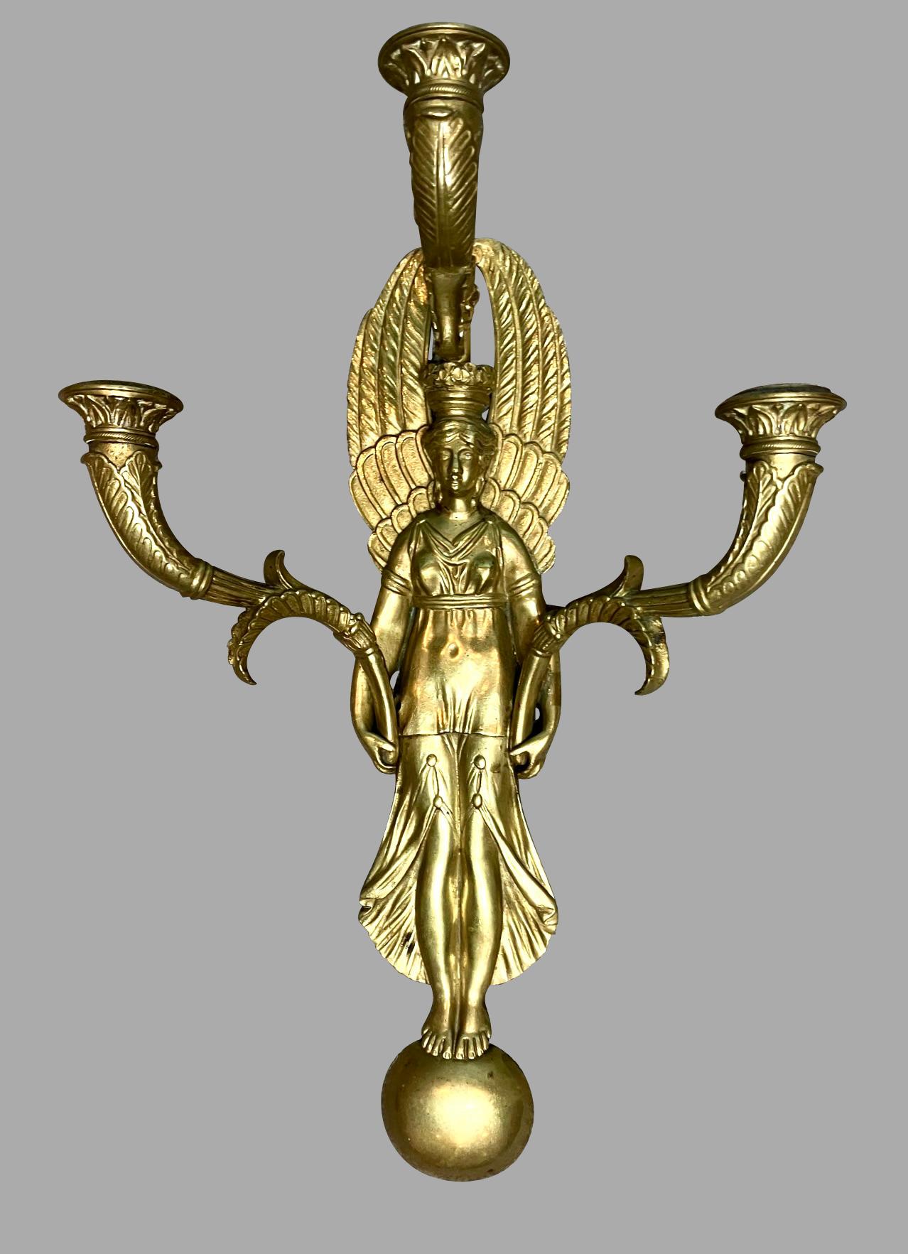 20ième siècle Paire d'appliques à 3 lumières de style Empire français en laiton ou en bronze  en vente