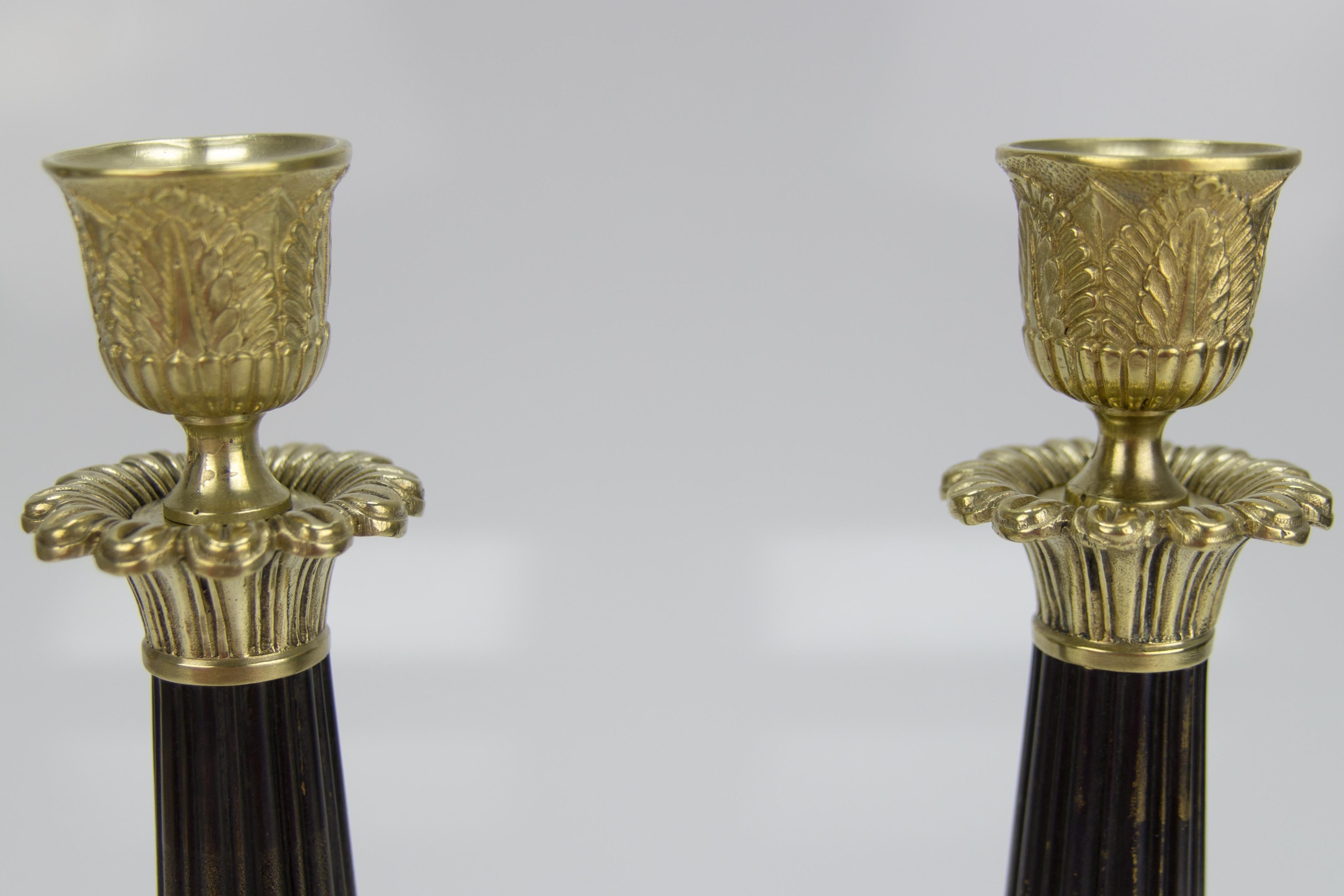 Paar französische Kerzenständer aus Bronze und Messing im Empire-Stil auf dreibeinigem Sockel im Angebot 4