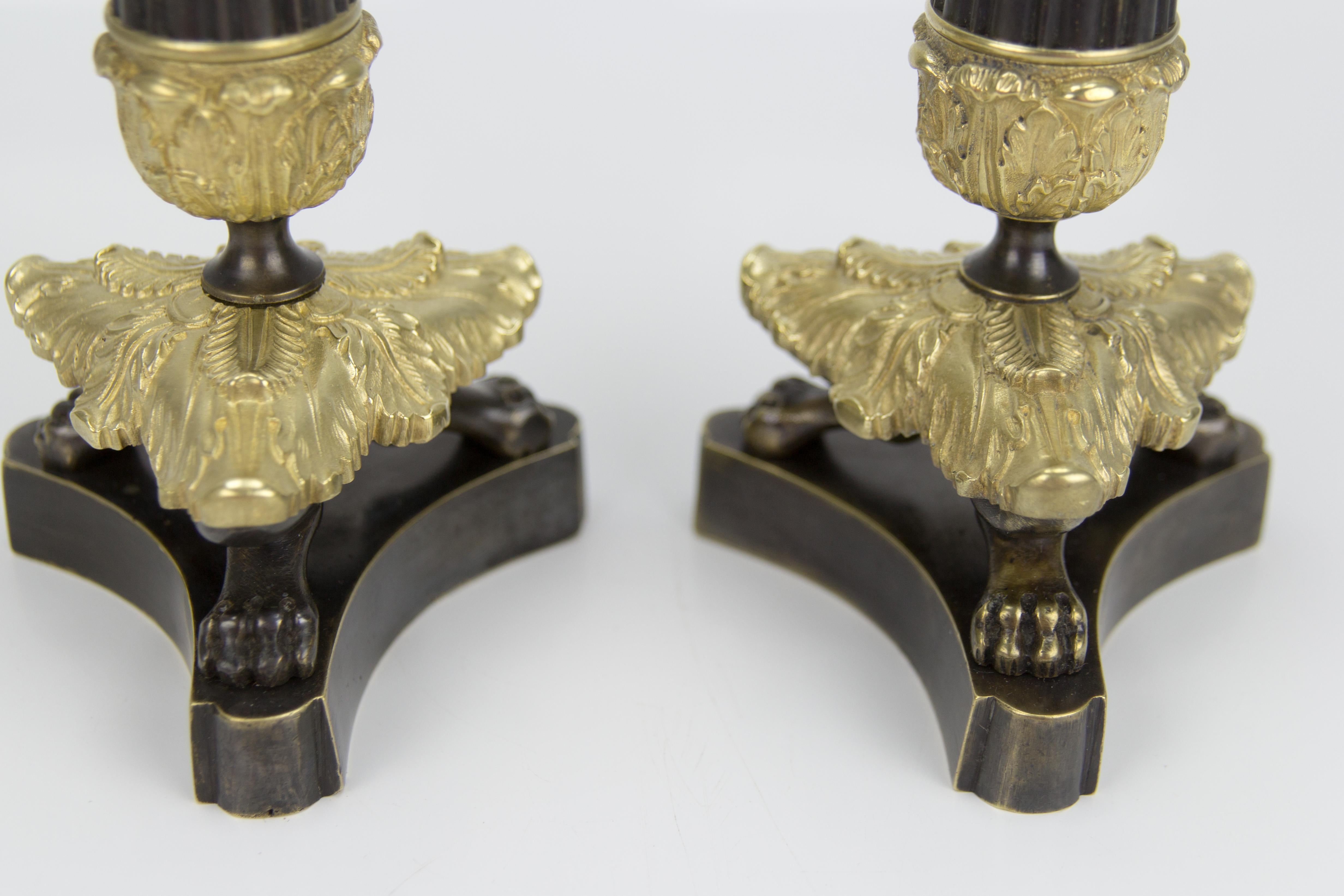 Paar französische Kerzenständer aus Bronze und Messing im Empire-Stil auf dreibeinigem Sockel im Angebot 5