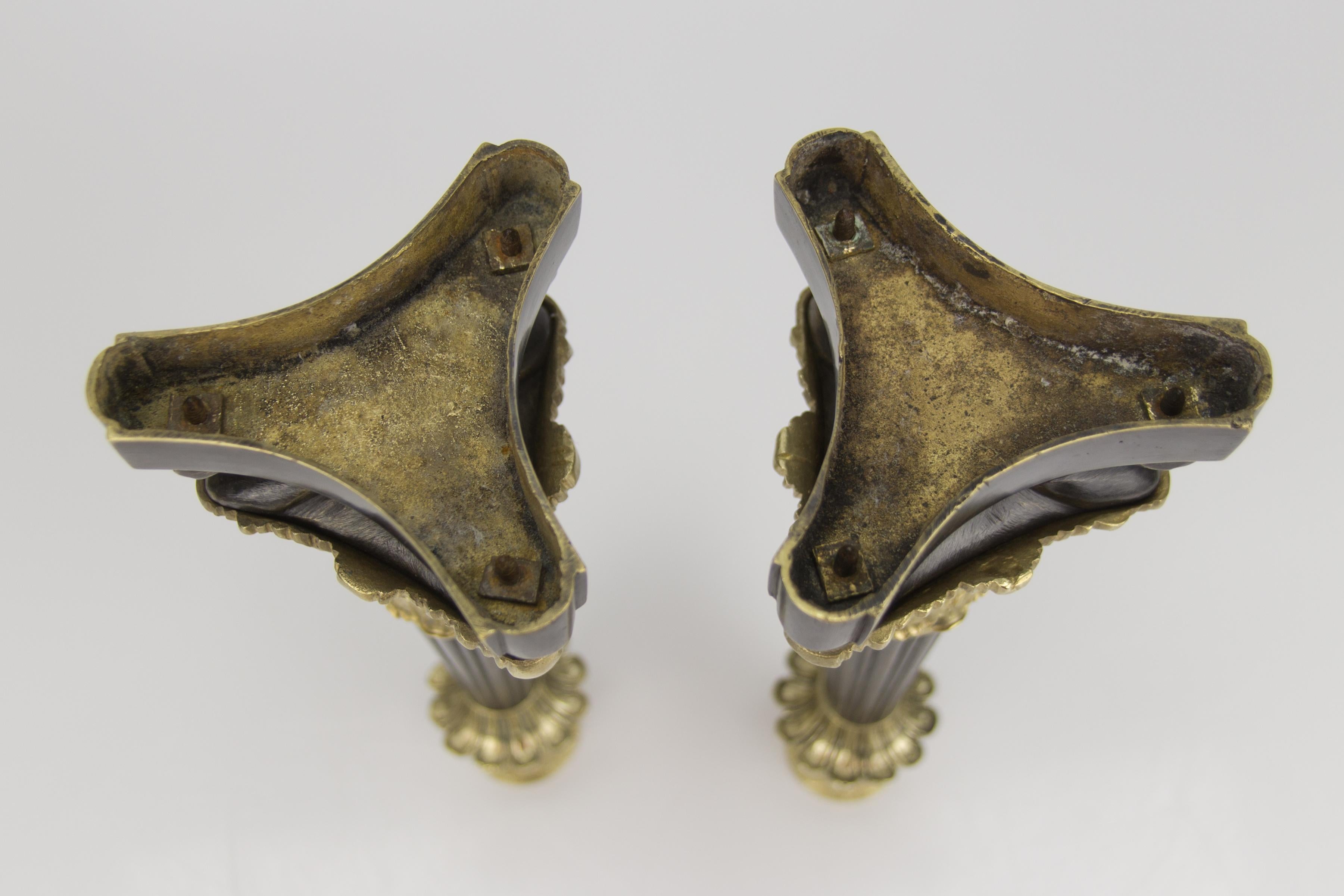 Paar französische Kerzenständer aus Bronze und Messing im Empire-Stil auf dreibeinigem Sockel im Angebot 6