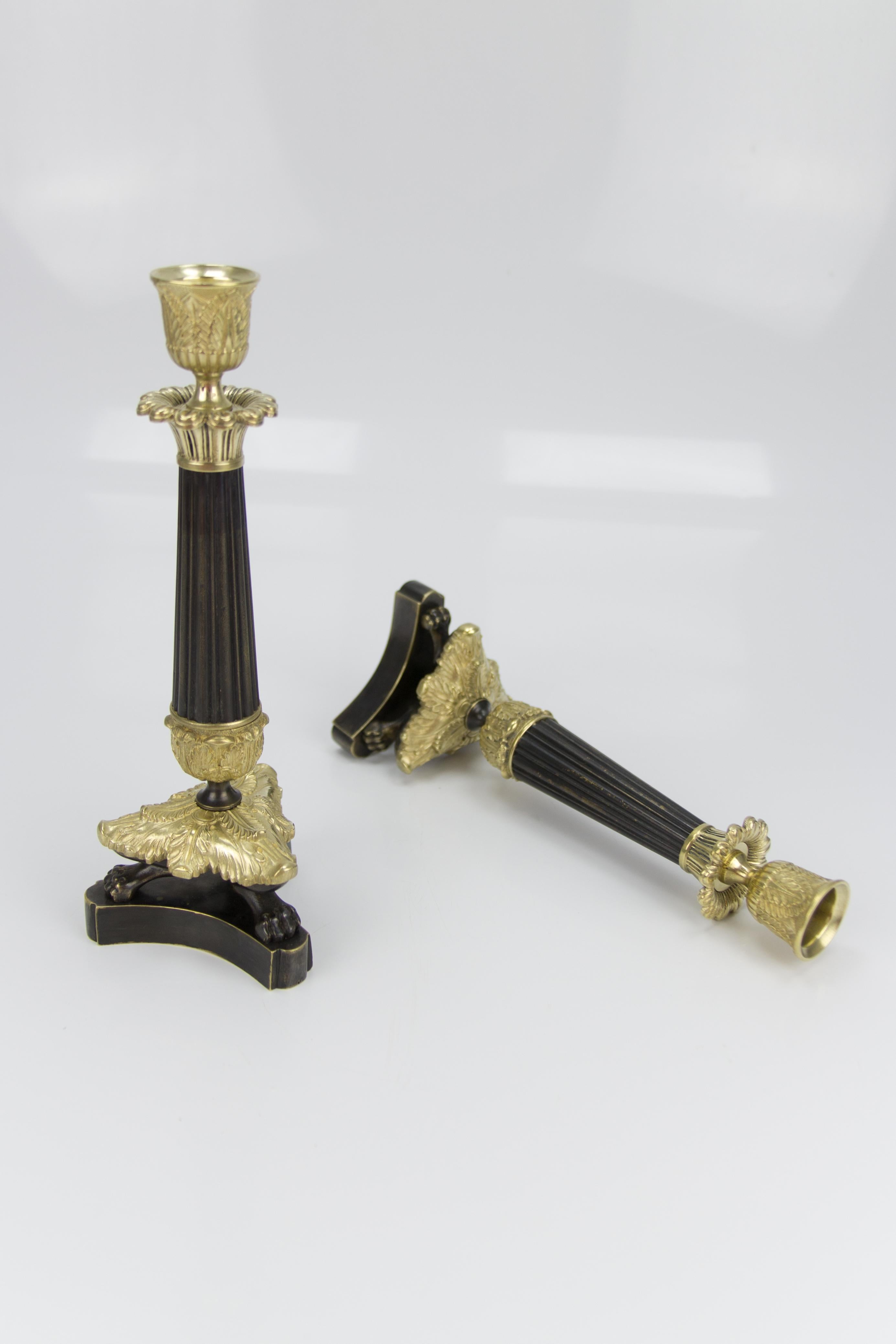 Paar französische Kerzenständer aus Bronze und Messing im Empire-Stil auf dreibeinigem Sockel im Angebot 8