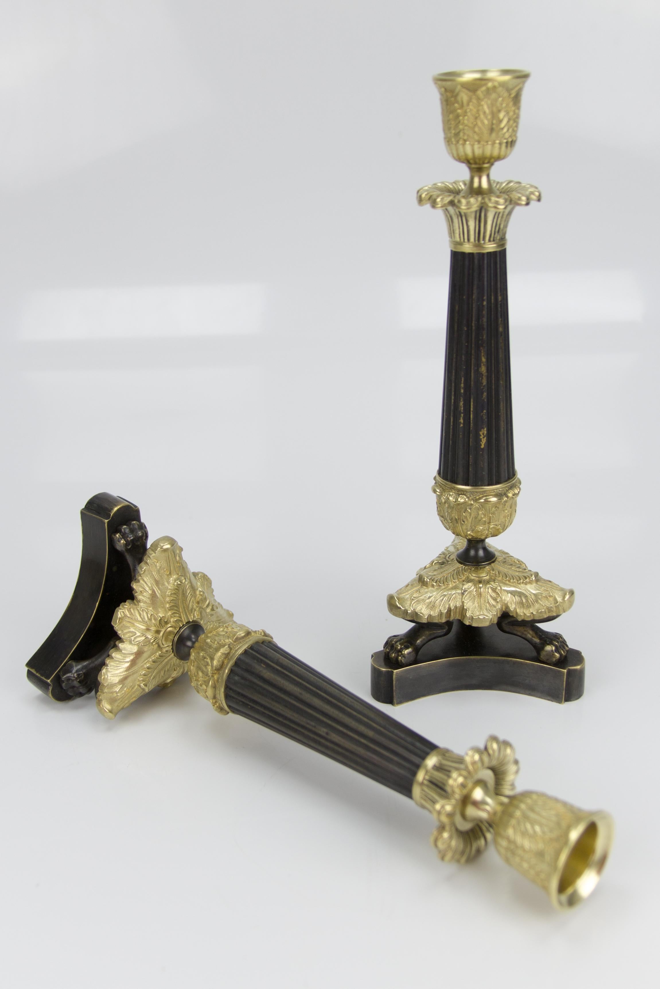 Paar französische Kerzenständer aus Bronze und Messing im Empire-Stil auf dreibeinigem Sockel im Angebot 9