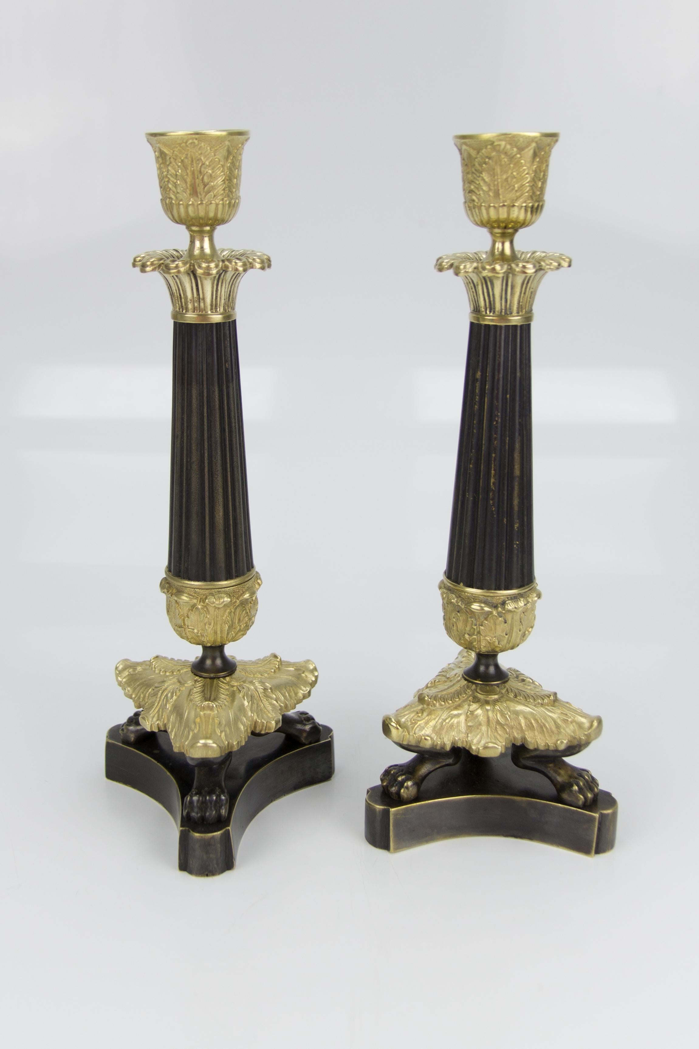 Paar französische Kerzenständer aus Bronze und Messing im Empire-Stil auf dreibeinigem Sockel im Angebot 10