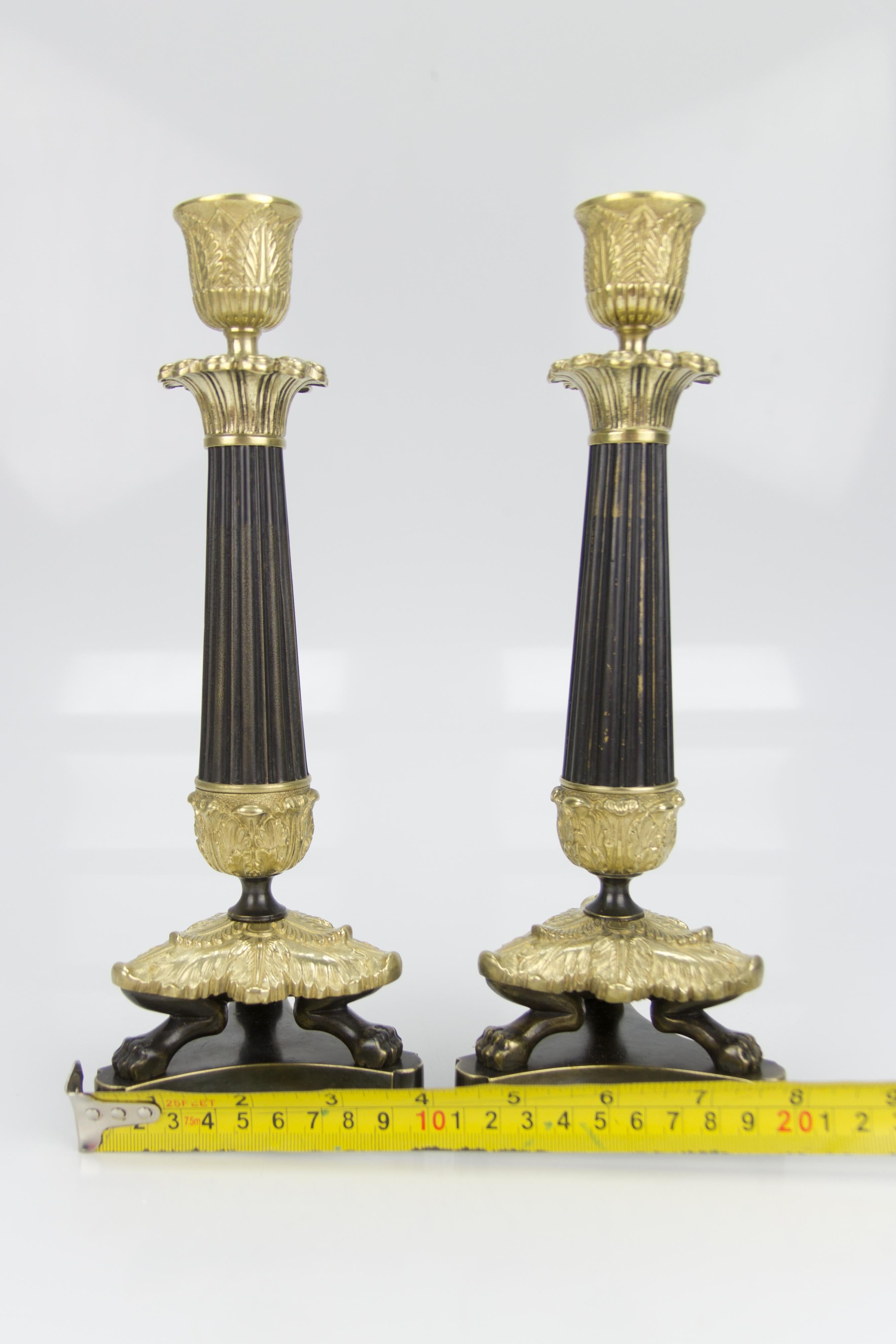 Paar französische Kerzenständer aus Bronze und Messing im Empire-Stil auf dreibeinigem Sockel im Angebot 11