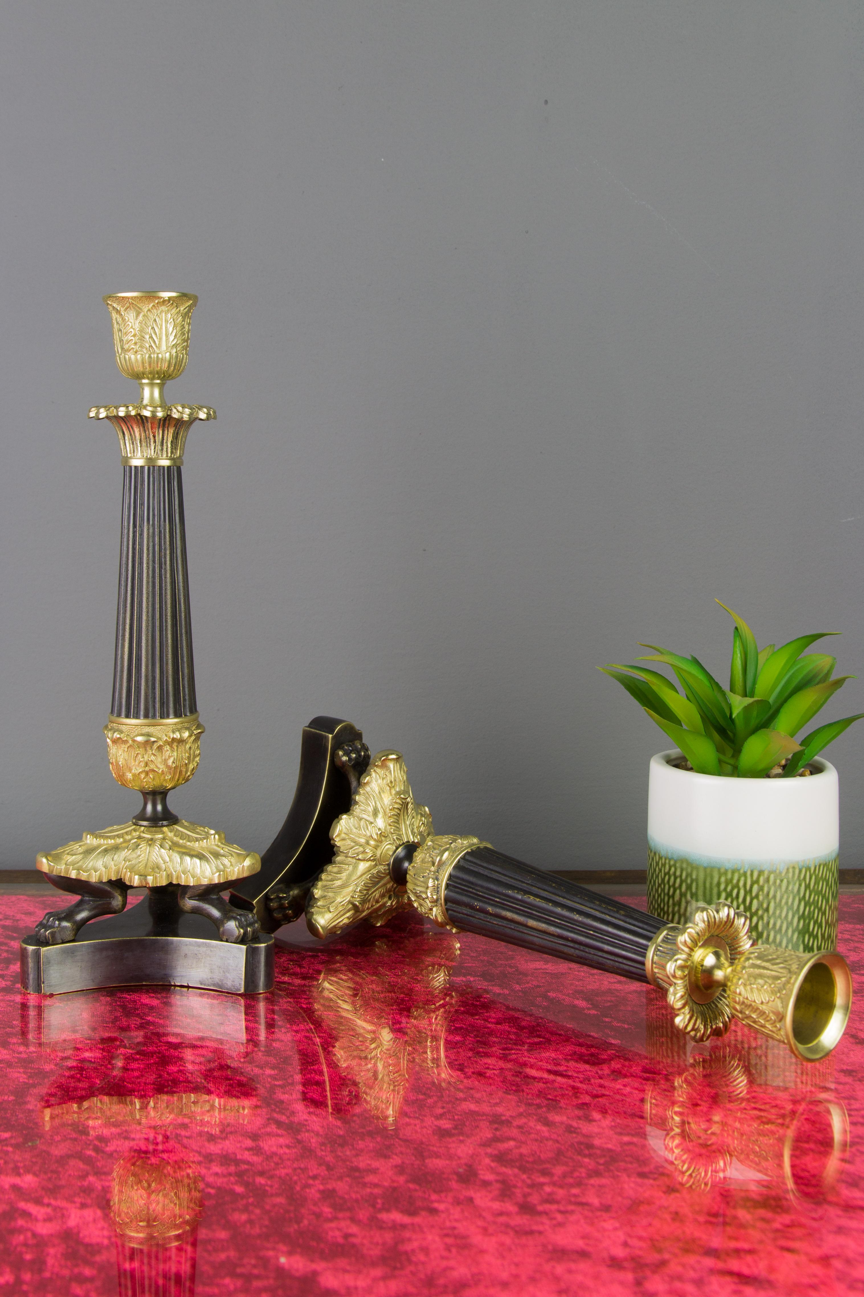 Paar französische Kerzenständer aus Bronze und Messing im Empire-Stil auf dreibeinigem Sockel im Angebot 13