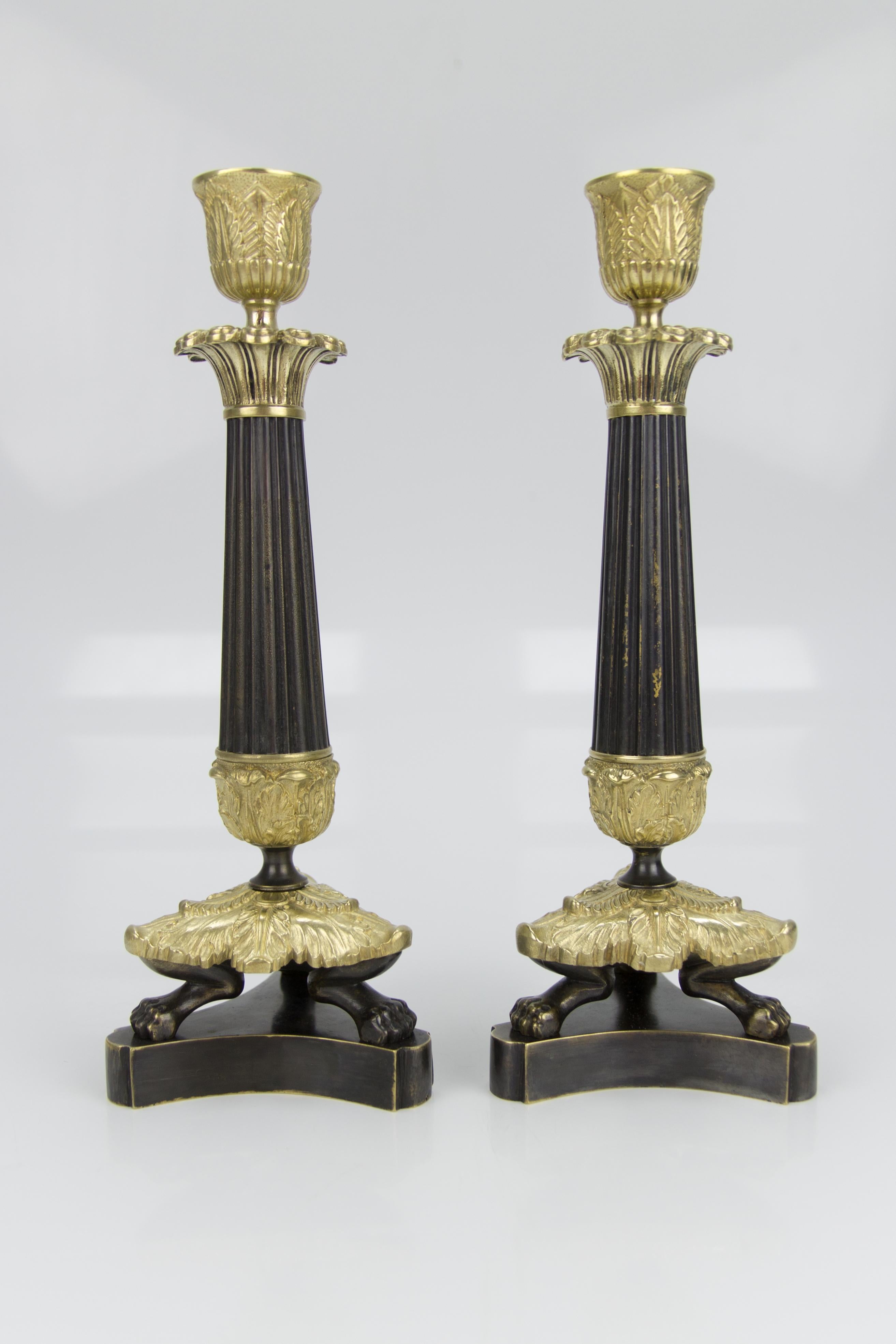 Paar französische Kerzenständer aus Bronze und Messing im Empire-Stil auf dreibeinigem Sockel im Angebot 1