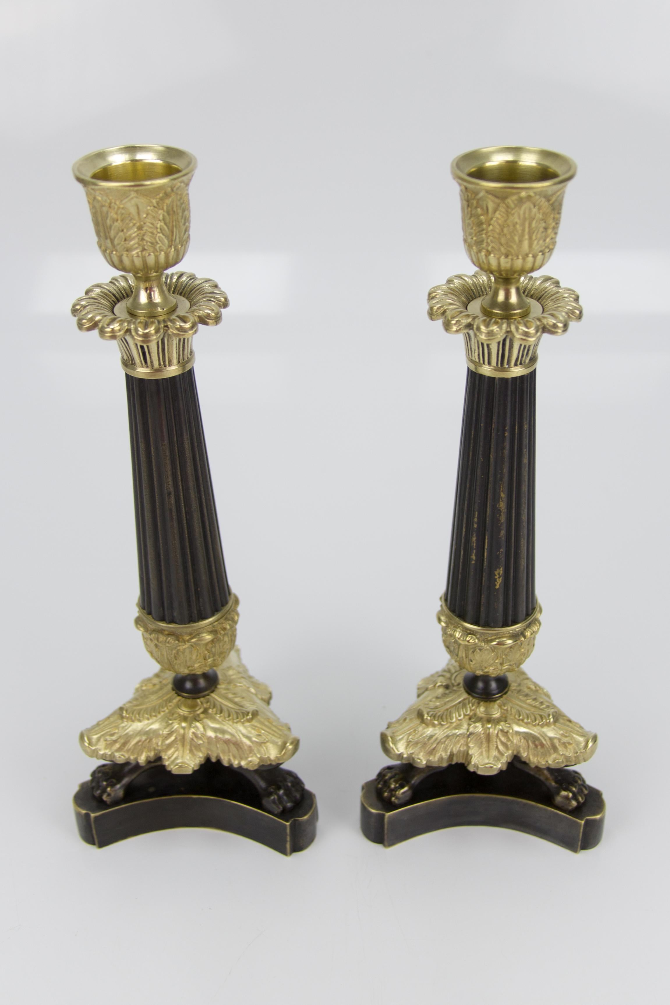 Paar französische Kerzenständer aus Bronze und Messing im Empire-Stil auf dreibeinigem Sockel im Angebot 2