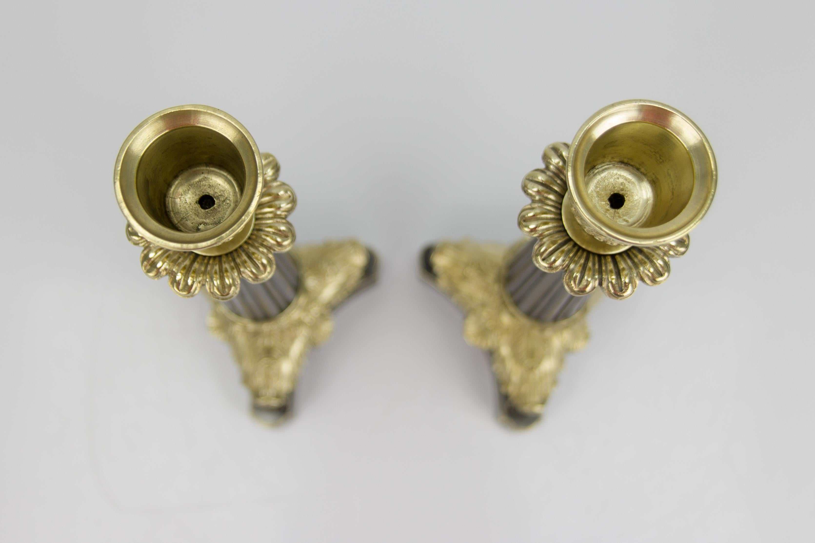 Paar französische Kerzenständer aus Bronze und Messing im Empire-Stil auf dreibeinigem Sockel im Angebot 3