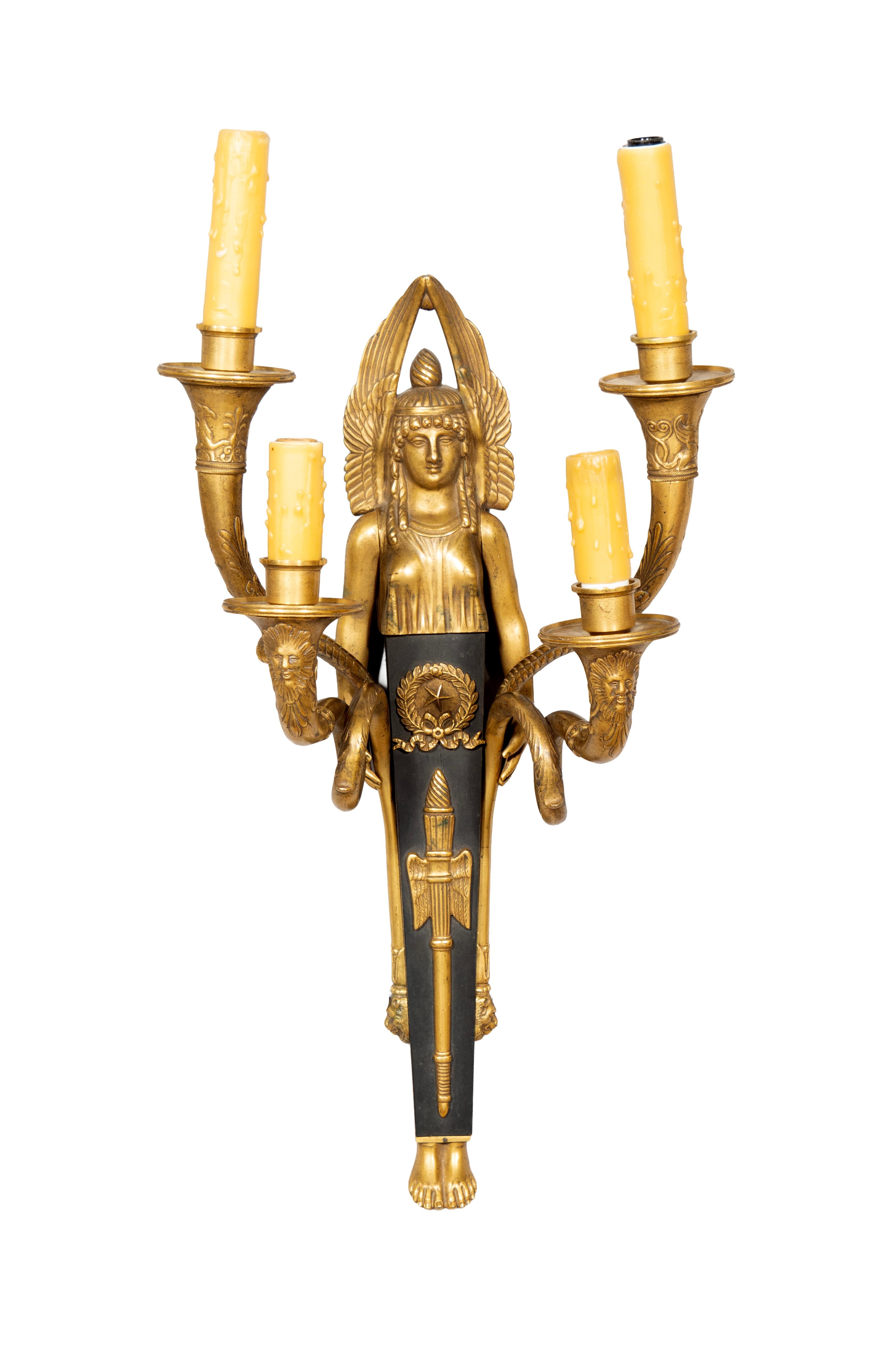 Dans le style néo-égyptien. Très bonne qualité et lourd avec une femelle  symbole de la déesse probablement Nike . Quatre bras sur chacun d'eux. Bronze patiné et non patiné. Torche centrale et ailes. Des bras avec des visages barbus. 