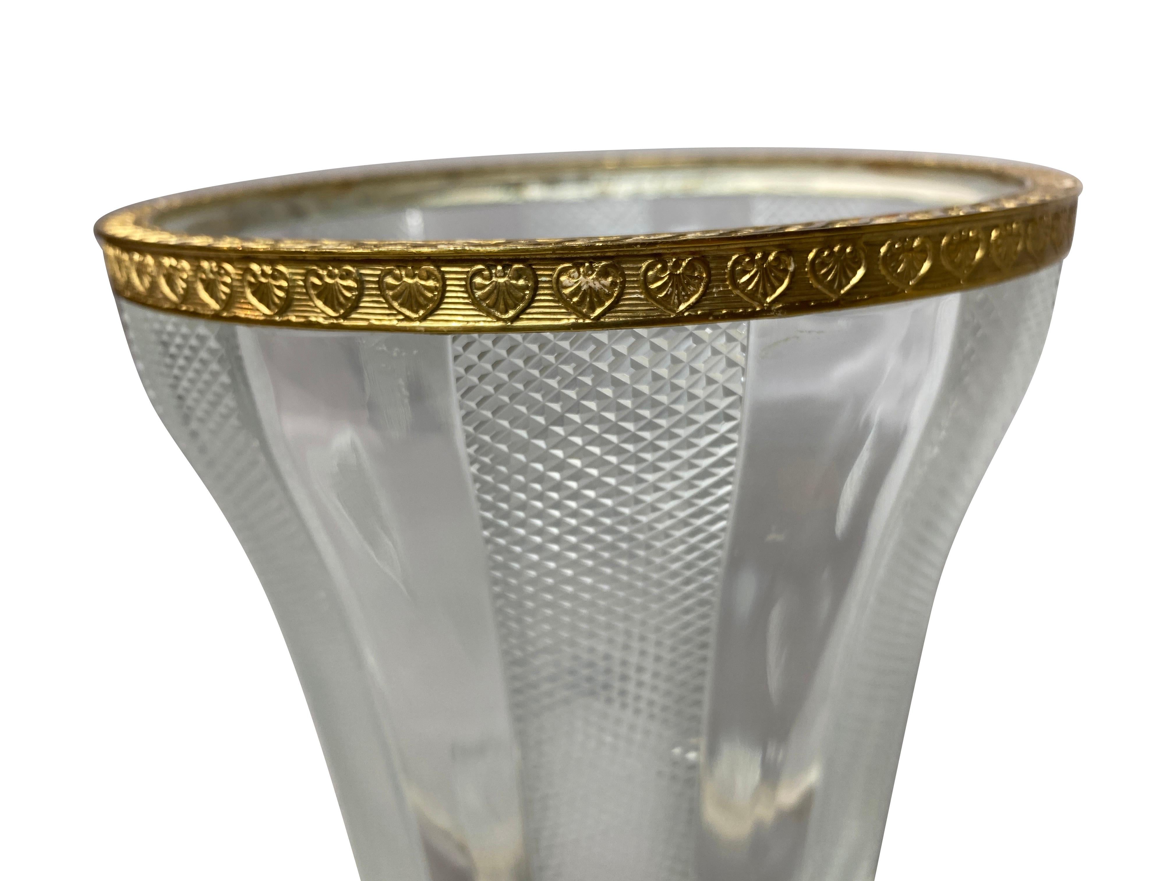 Paar französische Vasen im Empire-Stil aus geschliffenem Glas und Bronze (Empire Revival) im Angebot