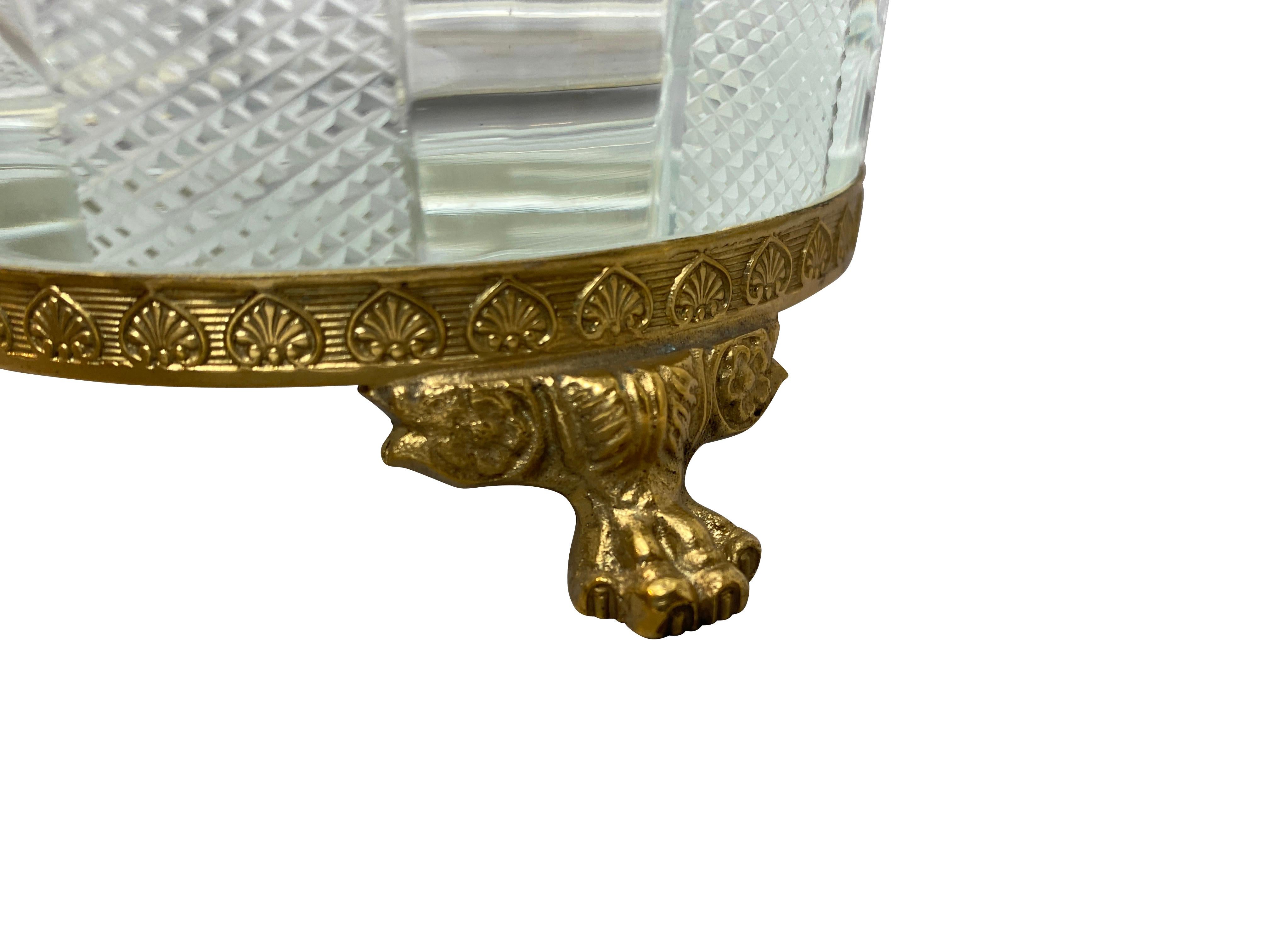 Paar französische Vasen im Empire-Stil aus geschliffenem Glas und Bronze (Französisch) im Angebot