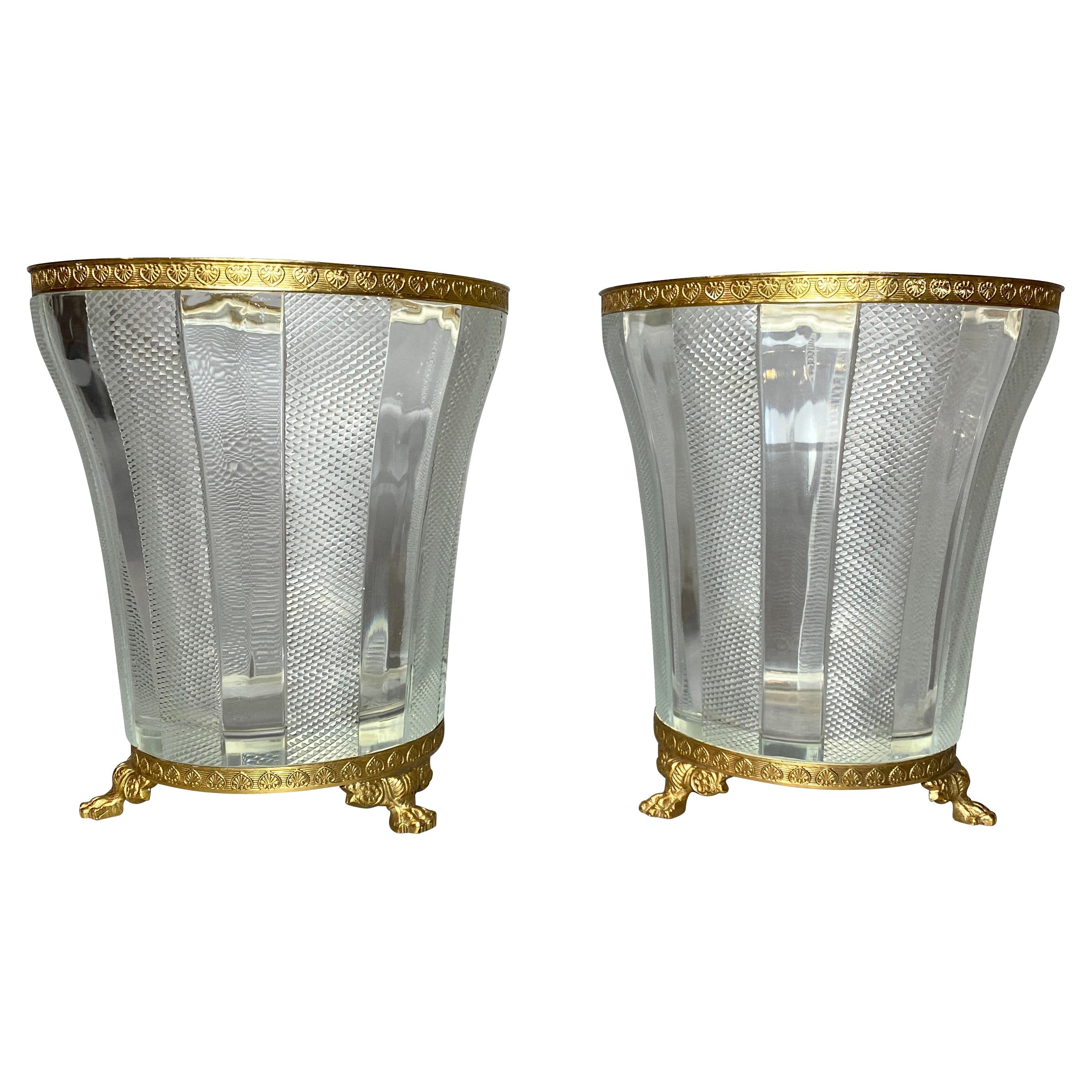 Paar französische Vasen im Empire-Stil aus geschliffenem Glas und Bronze