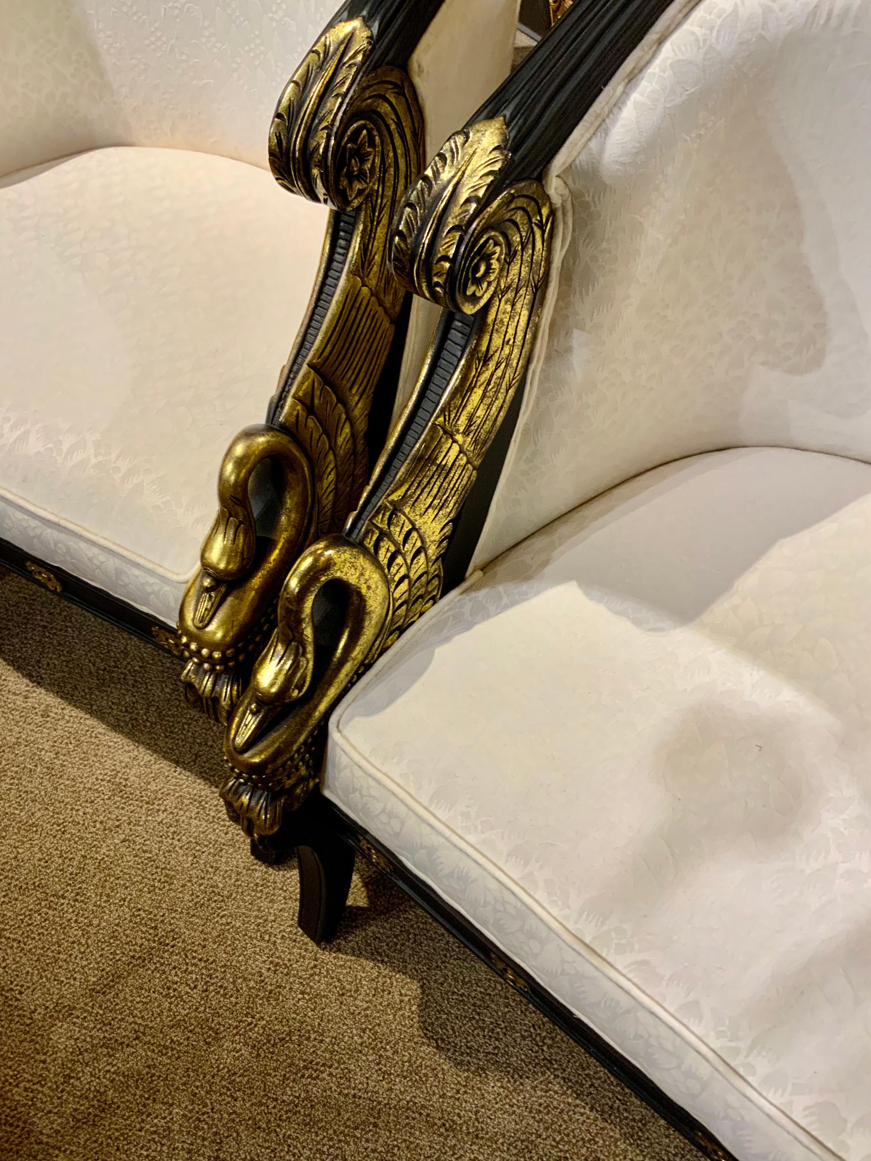 Zwei hübsche Stühle im Empire-Stil aus dem späten 20. Jahrhundert.
Diese Stühle haben eine geschwungene und geriffelte Rückenlehne, die Armlehne ist vergoldet.
Fronten in Form von Schwänen, die Sitzrahmen mit vergoldeten Rosetten, erhöht.
Auf