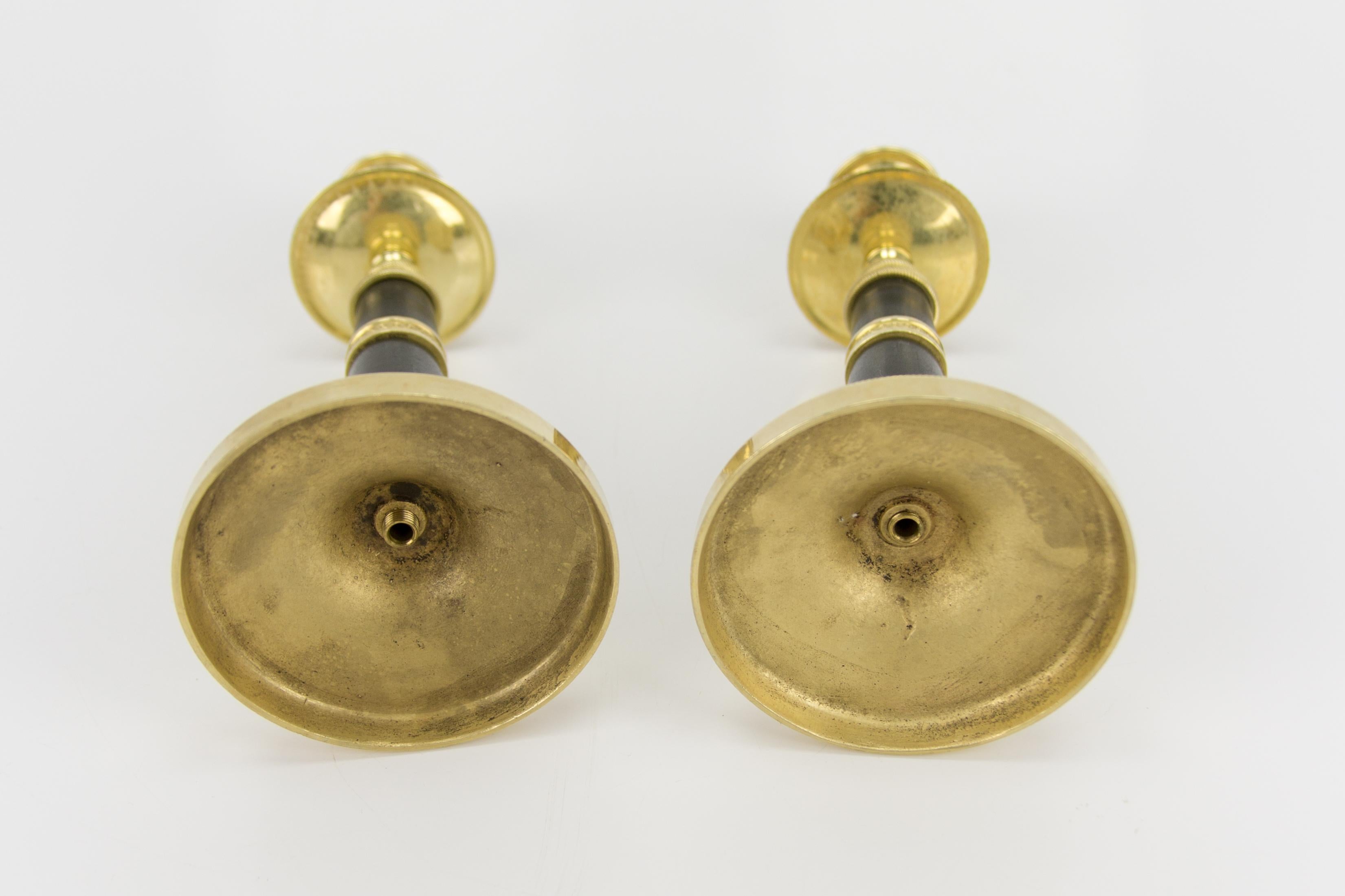 Inizio XX secolo Coppia di candelieri in bronzo dorato e ottone patinato in stile Impero francese in vendita