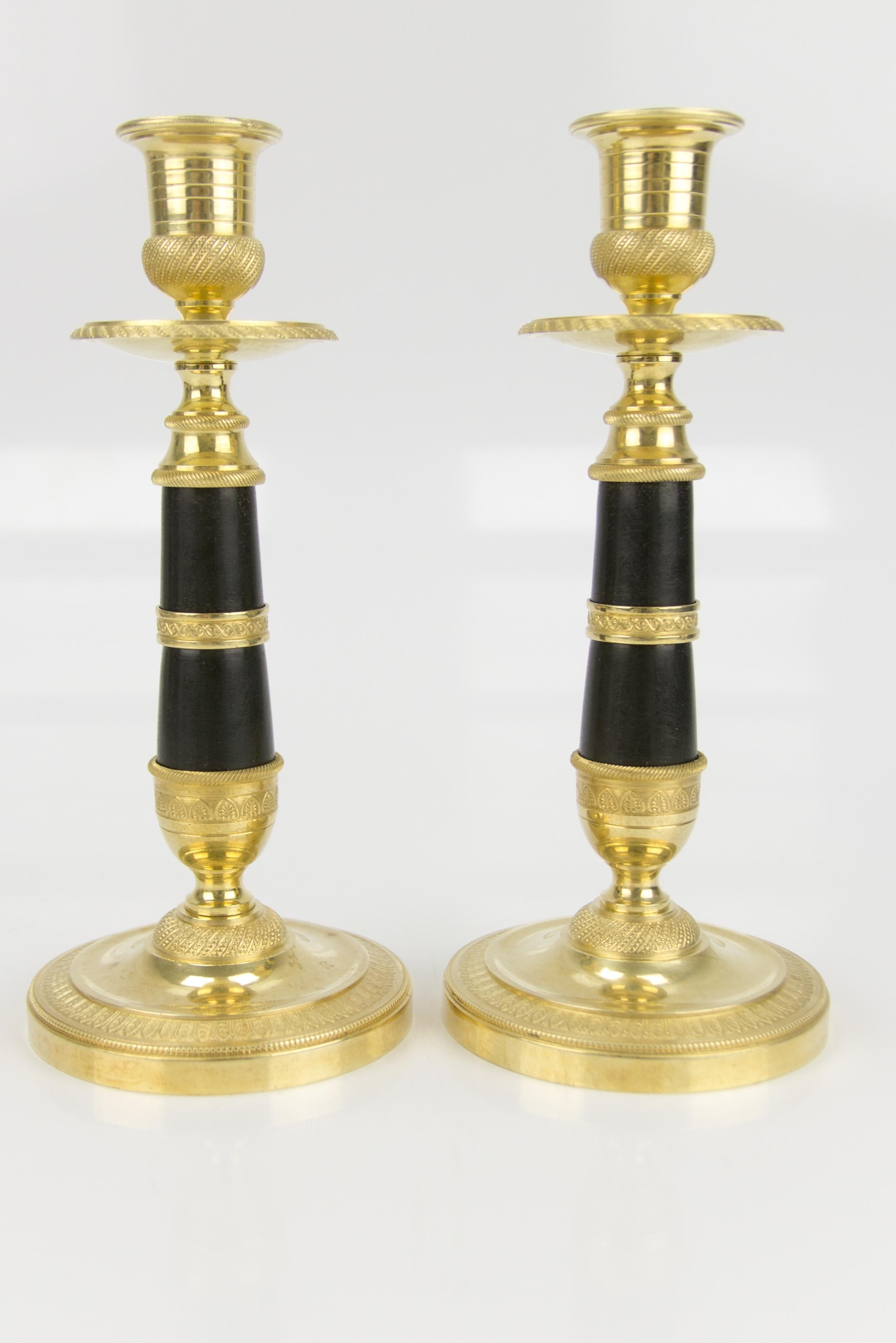 Paire de bougeoirs de style Empire français en bronze doré et laiton patiné en vente 1