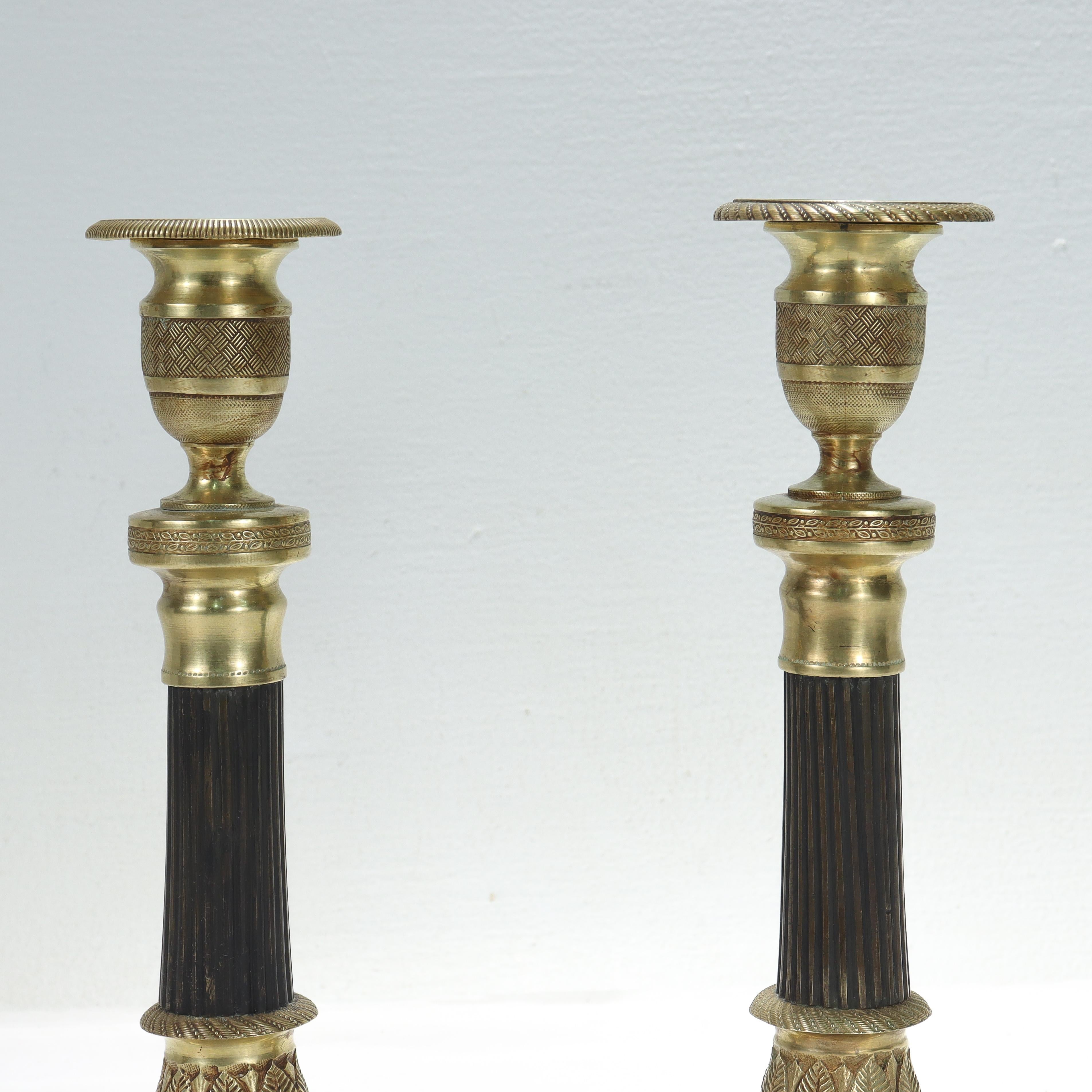 Paire de bougeoirs de style Empire français en bronze doré en vente 1