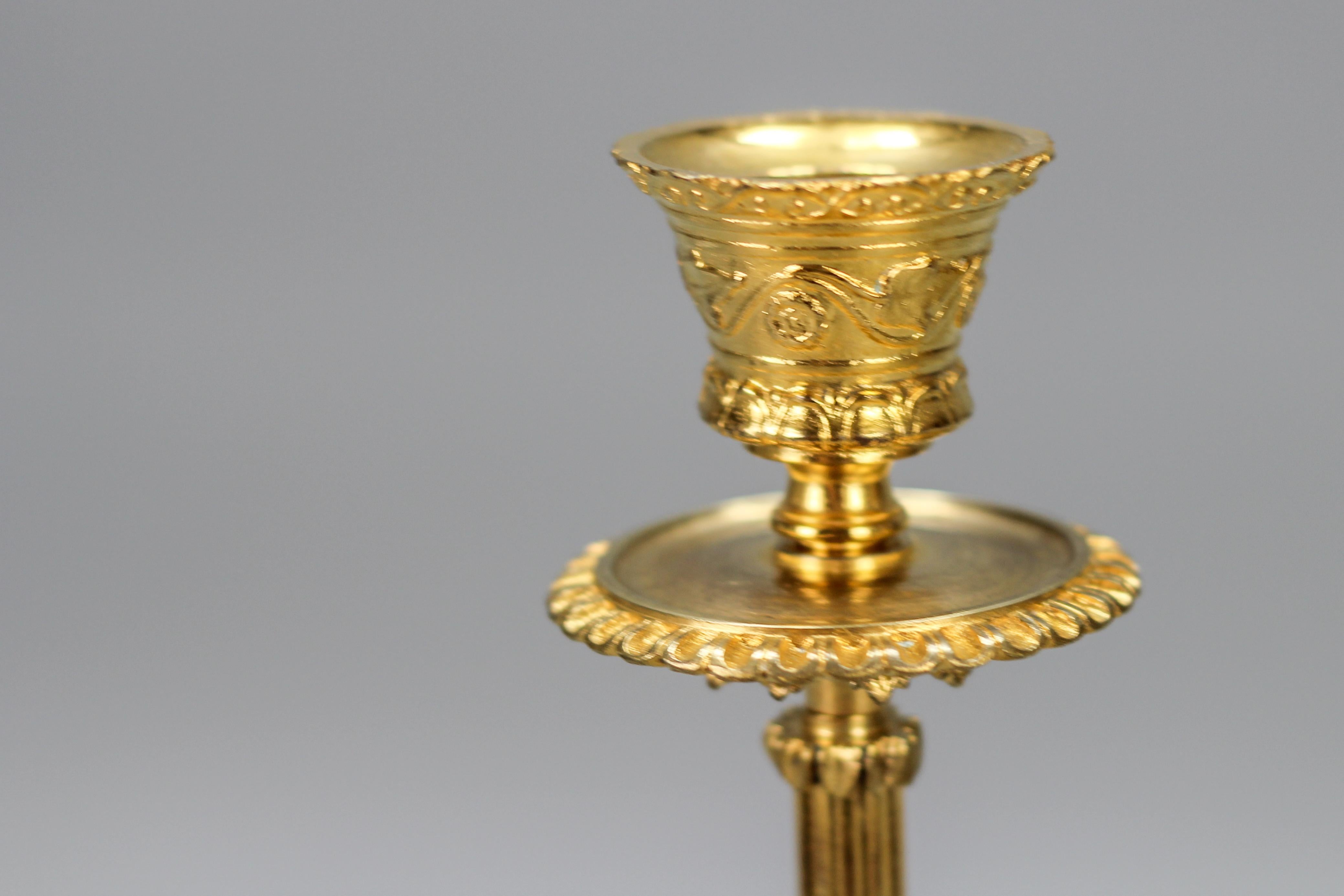 Paar französische Kerzenständer aus vergoldeter Bronze im Empire-Stil auf geflochtenen Faunfüßen im Angebot 6