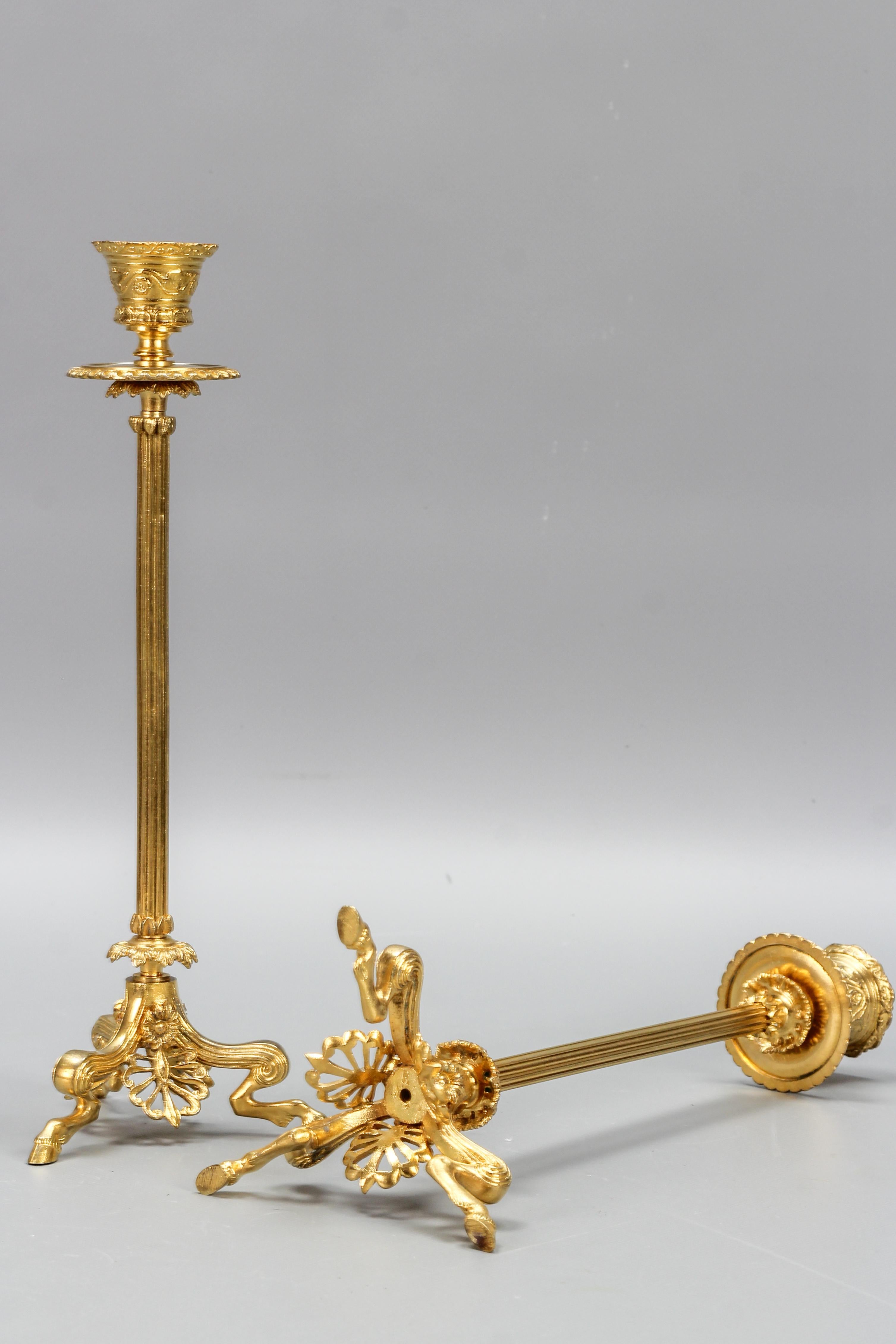 Paar französische Kerzenständer aus vergoldeter Bronze im Empire-Stil auf geflochtenen Faunfüßen im Angebot 7