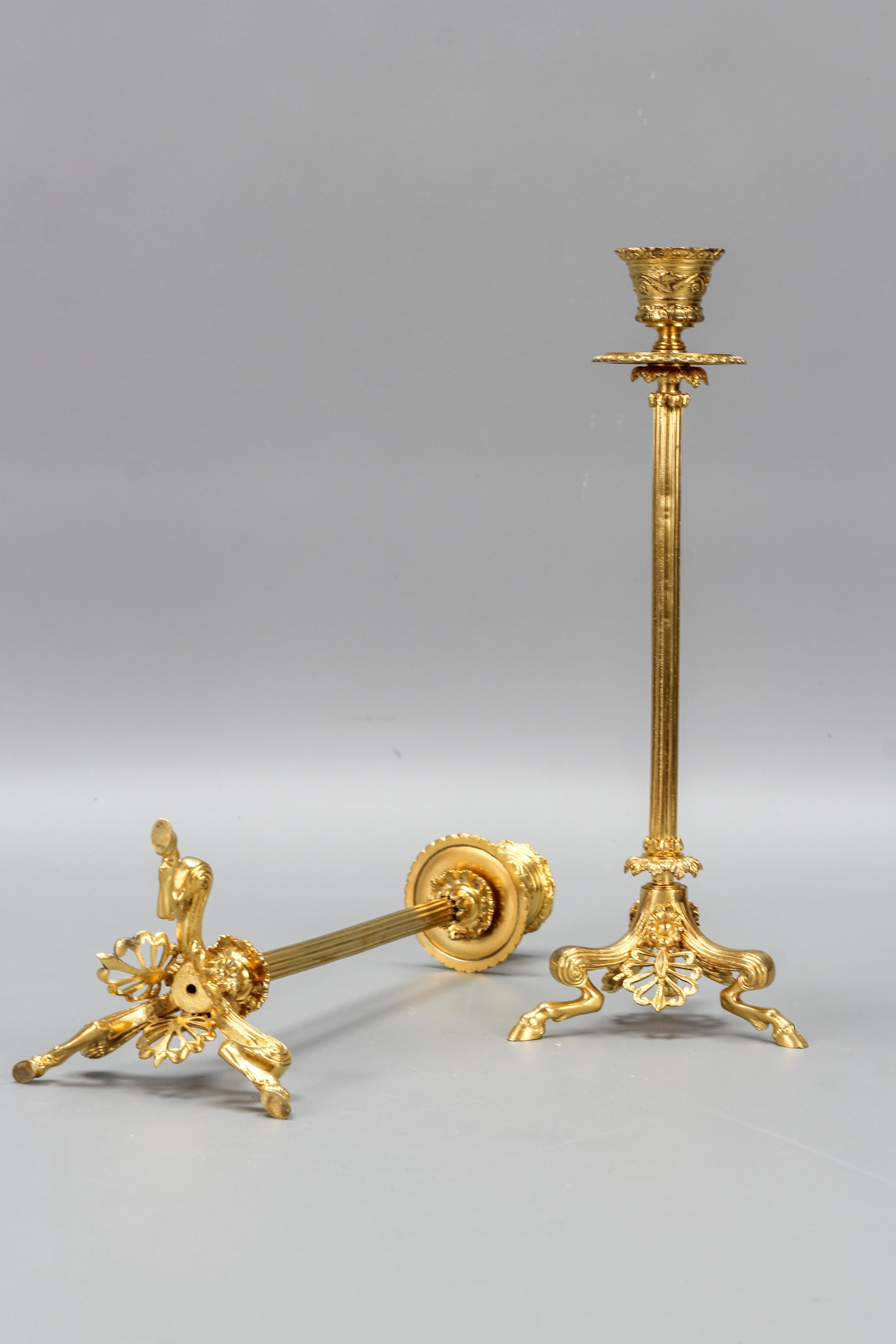 Paar französische Kerzenständer aus vergoldeter Bronze im Empire-Stil auf geflochtenen Faunfüßen im Angebot 8
