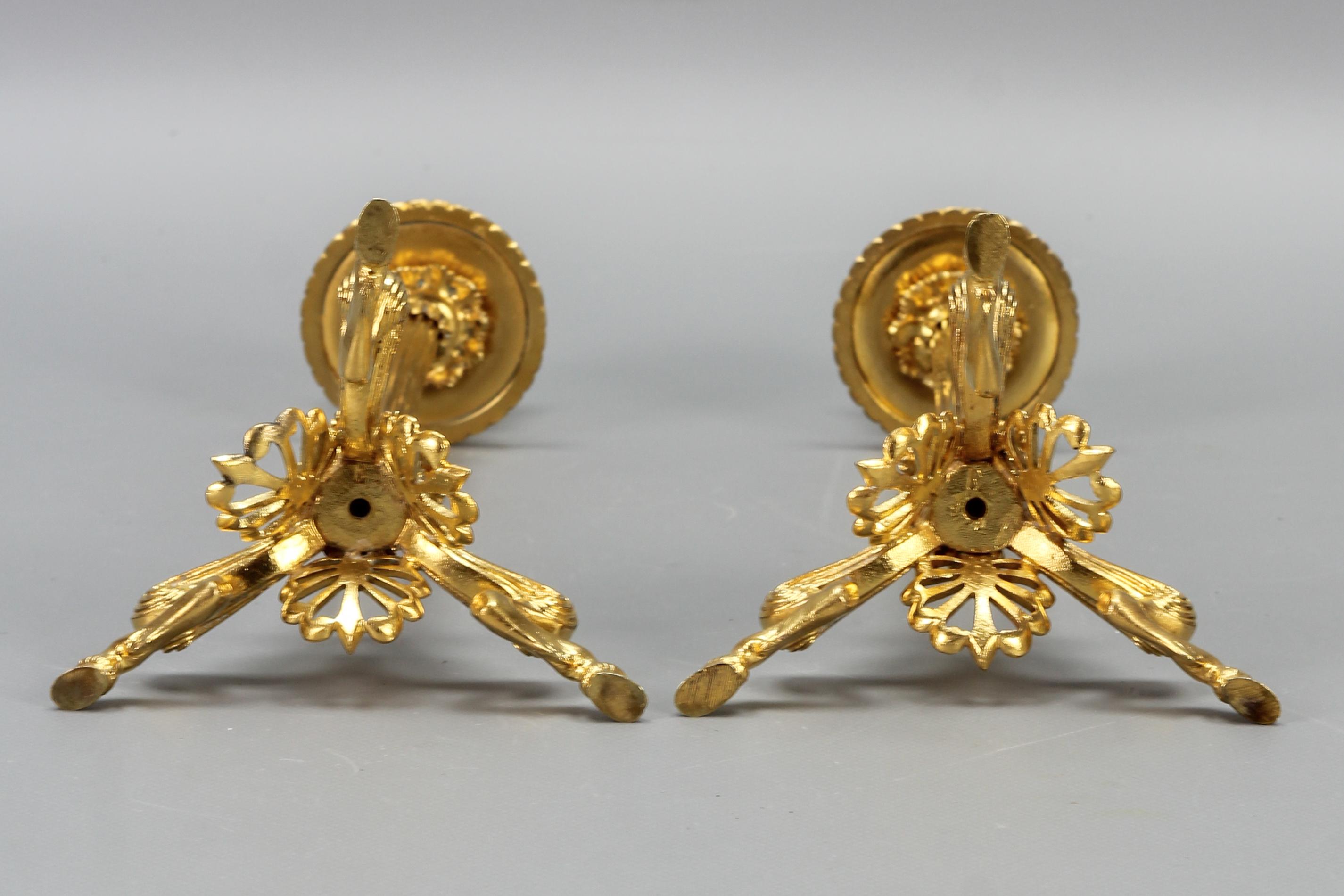 Paar französische Kerzenständer aus vergoldeter Bronze im Empire-Stil auf geflochtenen Faunfüßen im Angebot 9