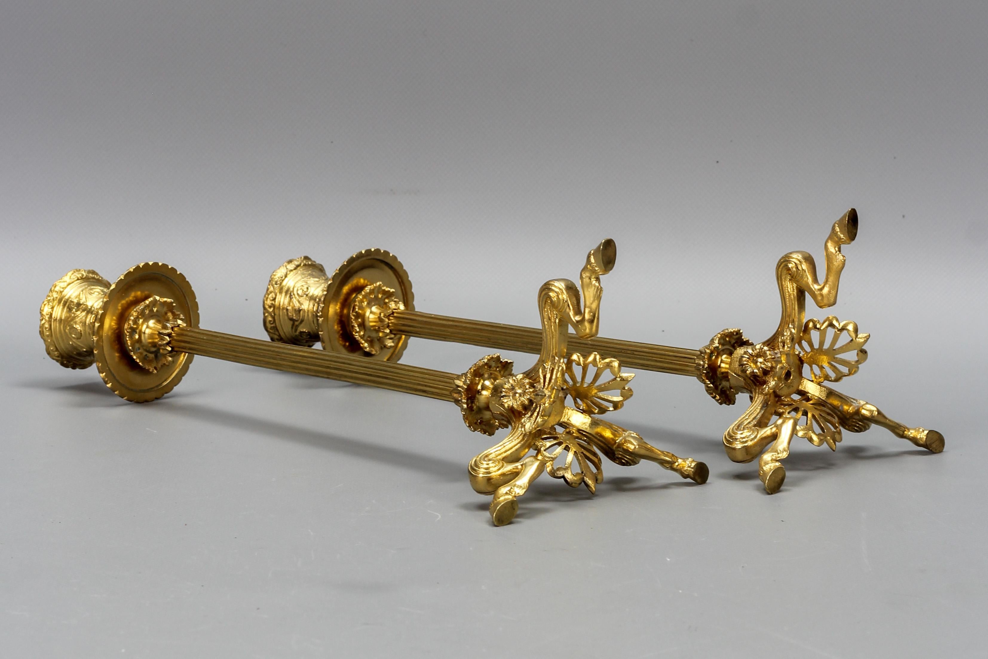 Paar französische Kerzenständer aus vergoldeter Bronze im Empire-Stil auf geflochtenen Faunfüßen im Angebot 10