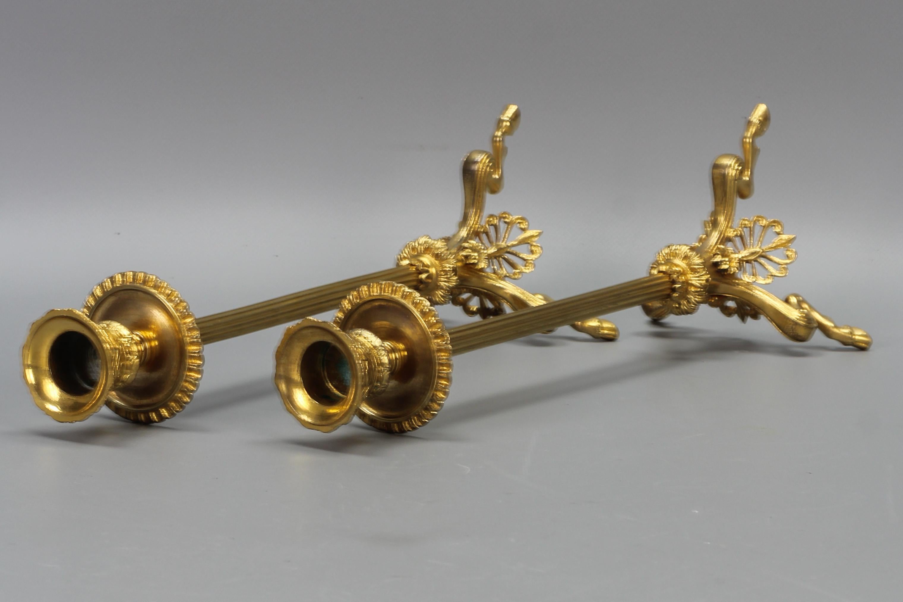 Paar französische Kerzenständer aus vergoldeter Bronze im Empire-Stil auf geflochtenen Faunfüßen im Angebot 11
