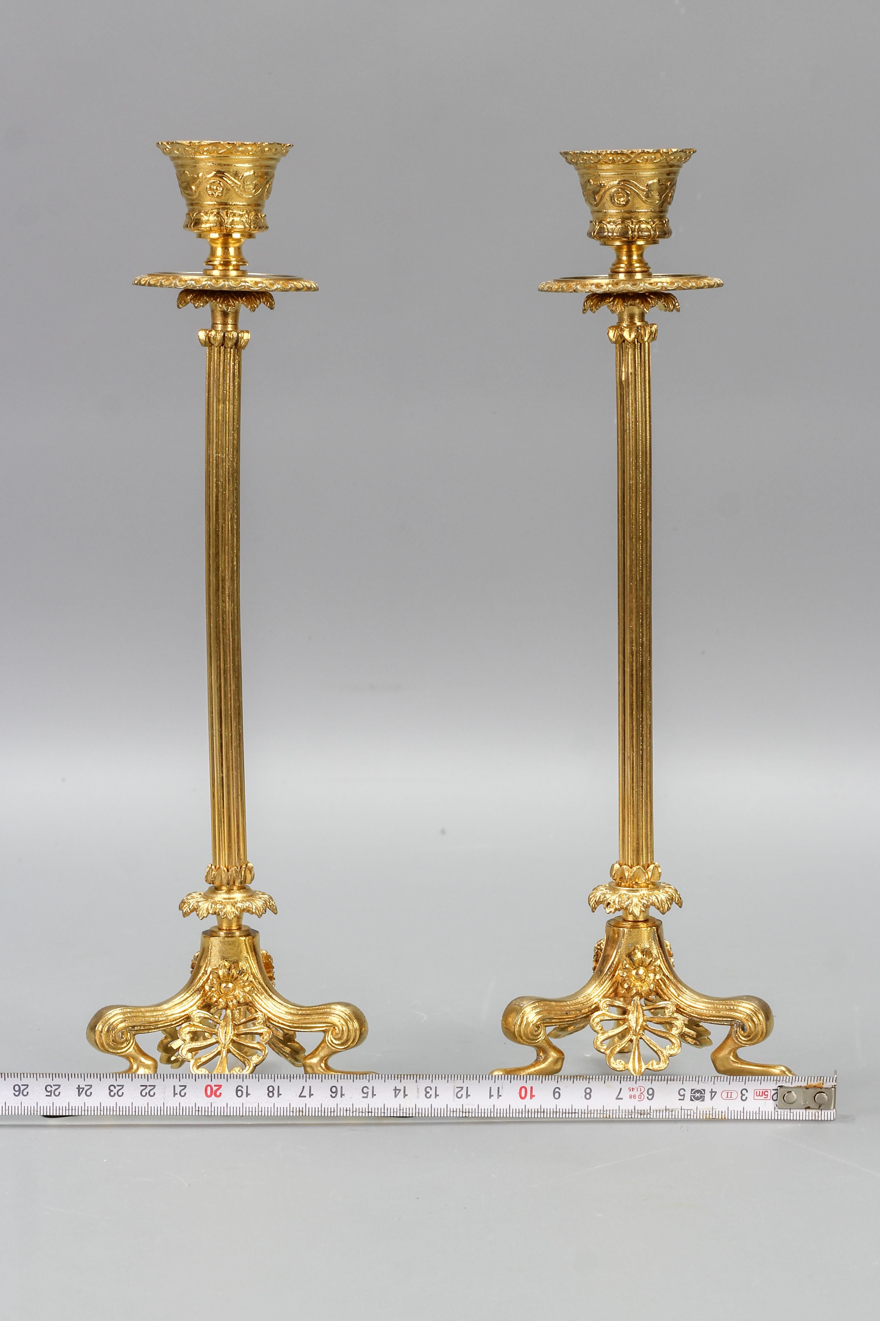 Paar französische Kerzenständer aus vergoldeter Bronze im Empire-Stil auf geflochtenen Faunfüßen im Angebot 12