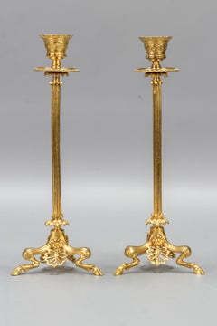 Coppia di candelabri in bronzo dorato in stile Impero francese su piedi di fauno con zoccolo