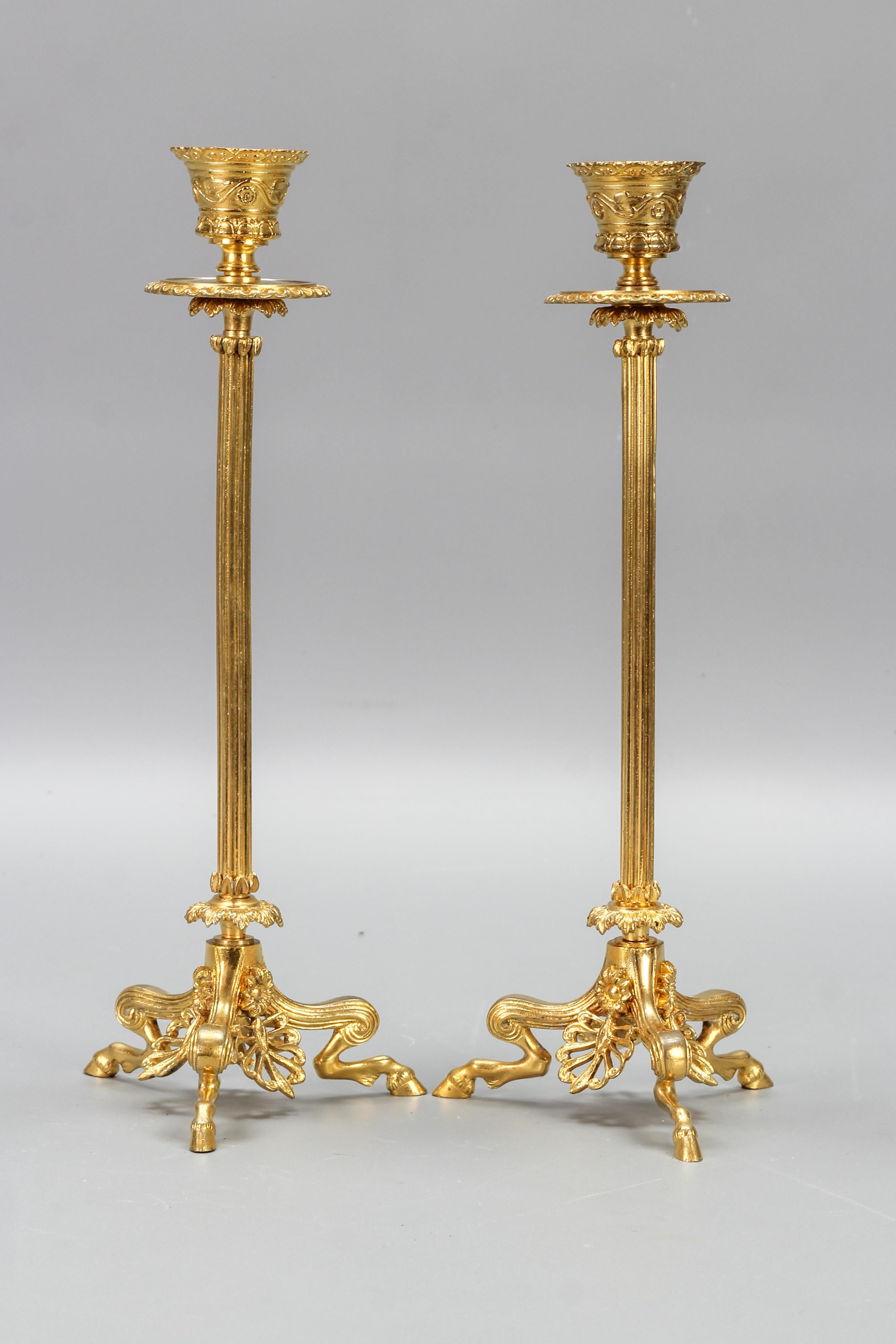 Paar französische Kerzenständer aus vergoldeter Bronze im Empire-Stil auf geflochtenen Faunfüßen im Angebot 14
