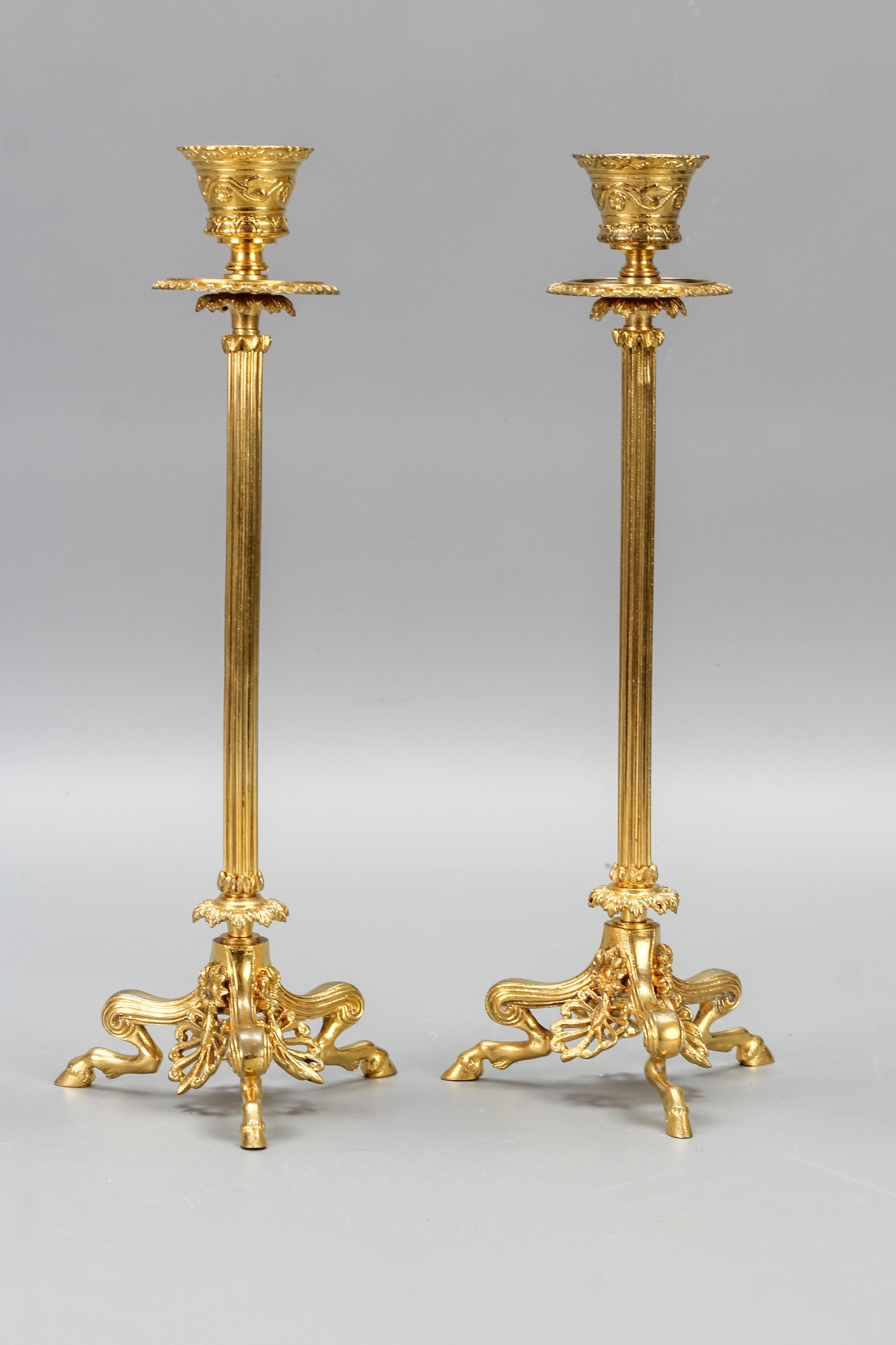 Paar französische Kerzenständer aus vergoldeter Bronze im Empire-Stil auf geflochtenen Faunfüßen (Französisch) im Angebot