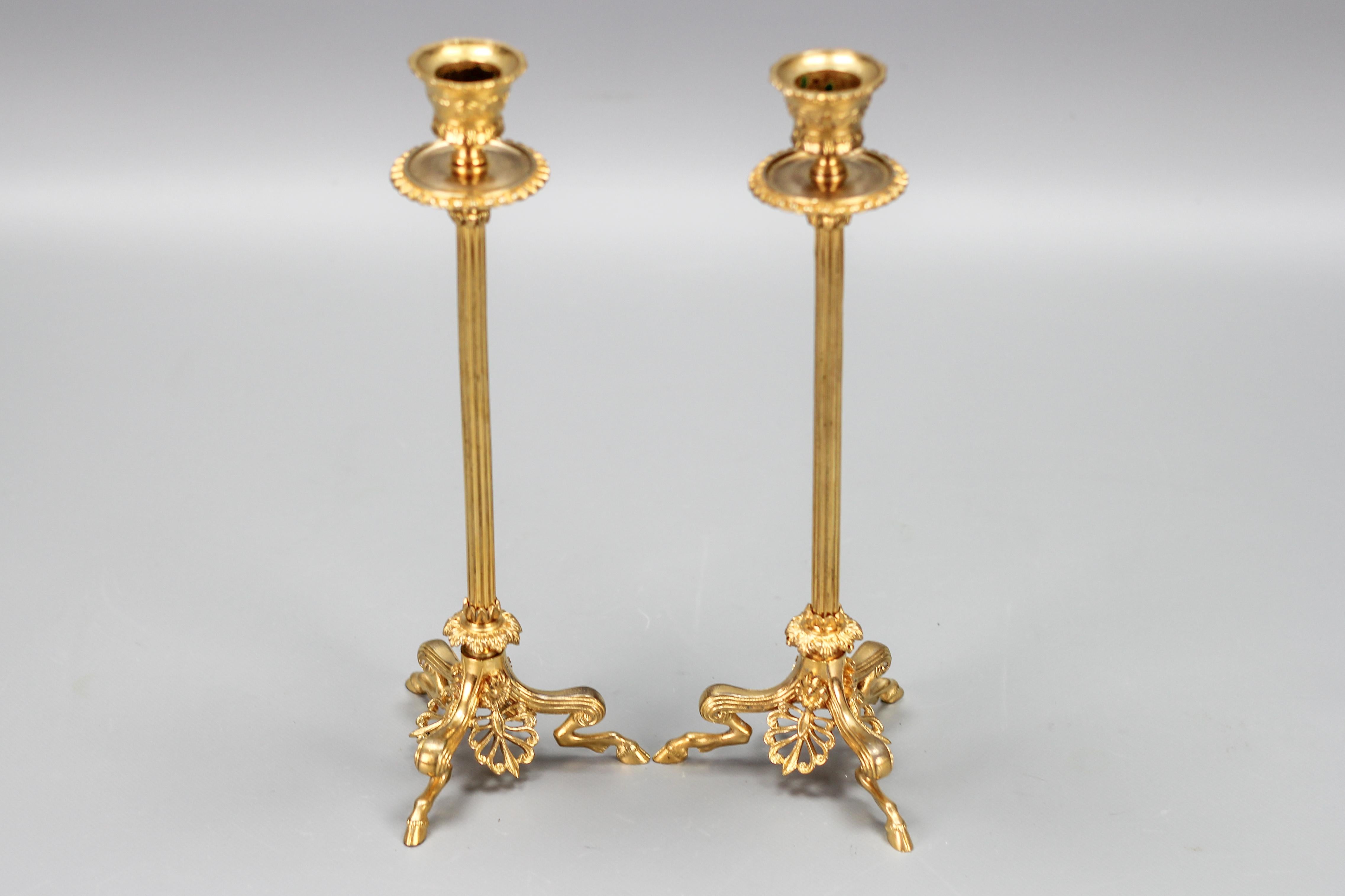 Paar französische Kerzenständer aus vergoldeter Bronze im Empire-Stil auf geflochtenen Faunfüßen (Spätes 19. Jahrhundert) im Angebot