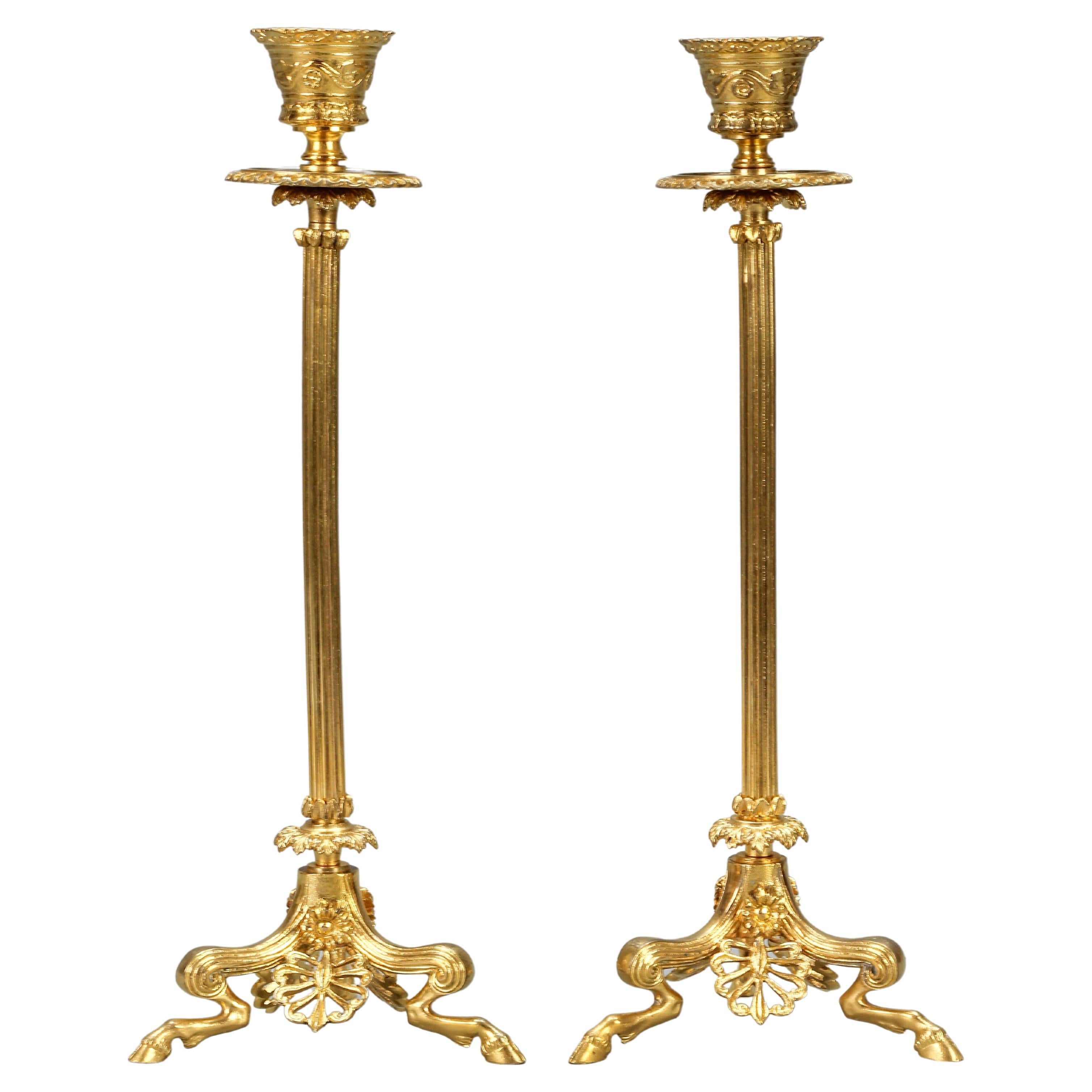 Paar französische Kerzenständer aus vergoldeter Bronze im Empire-Stil auf geflochtenen Faunfüßen im Angebot