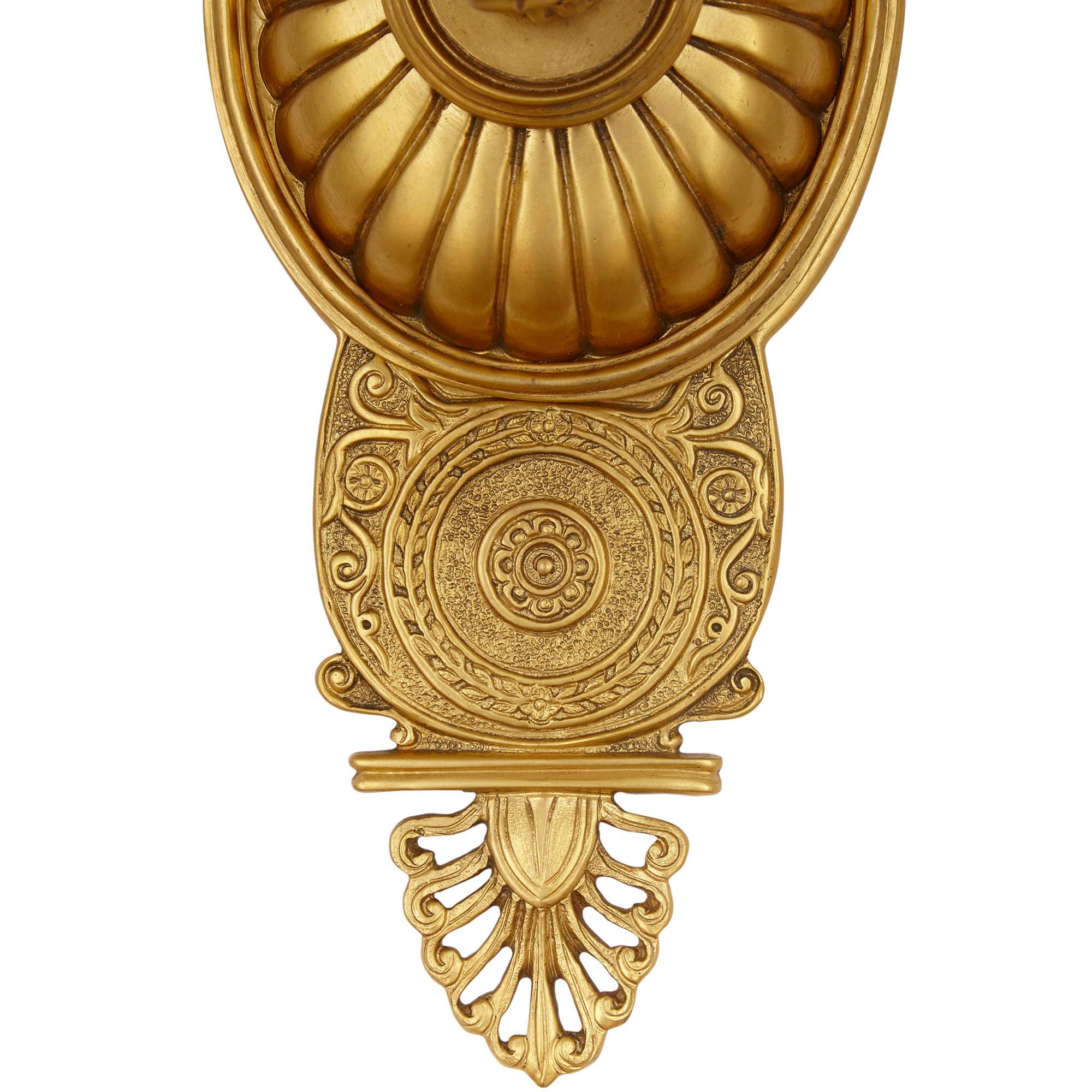 20ième siècle Paire d'appliques françaises de style Empire en bronze doré en vente