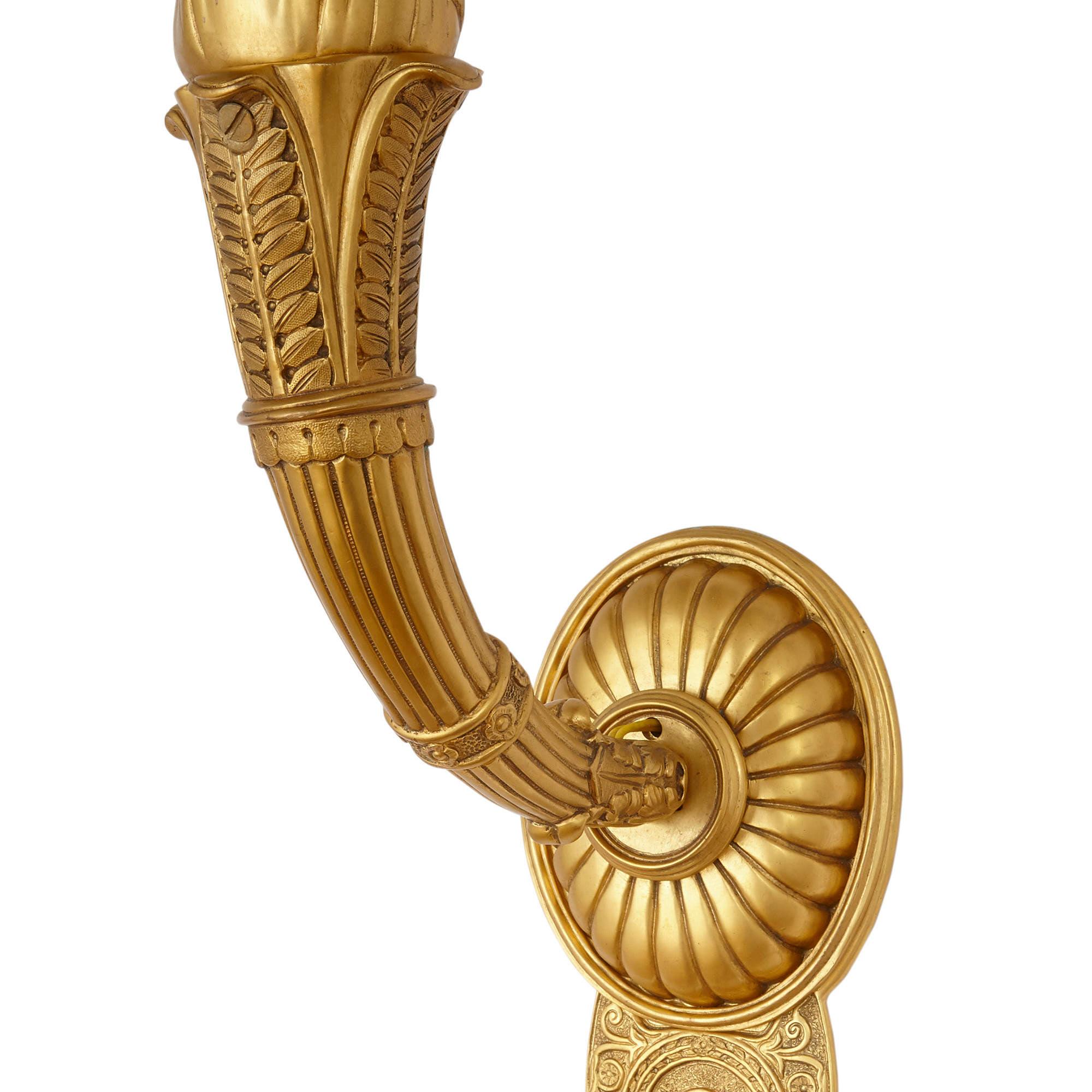 Paire d'appliques françaises de style Empire en bronze doré en vente 1