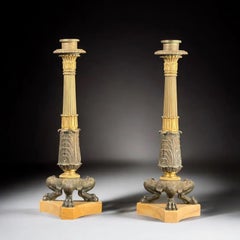Pareja de Candeleros de Bronce Patinado y Dorado Estilo Imperio Francés sobre Base de Mármol
