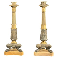 Pareja de Candeleros de Bronce Patinado y Dorado Estilo Imperio Francés sobre Base de Mármol