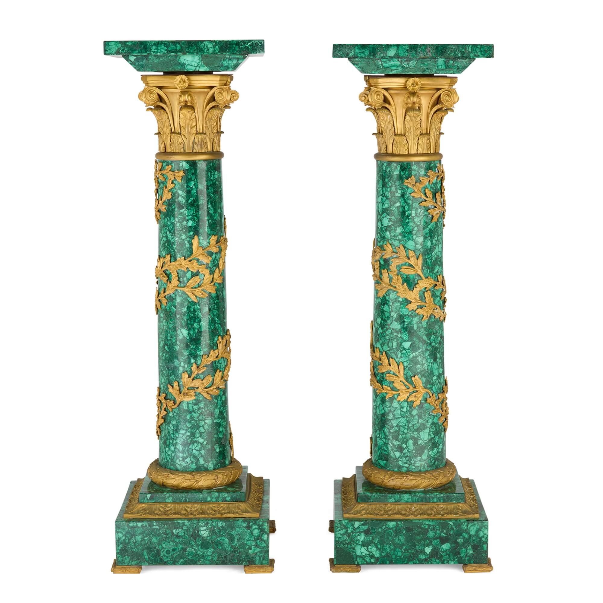 Paire de piédestaux de style Empire français en malachite et bronze doré 
Français, 20ème siècle 
Hauteur 115 cm, largeur 35 cm, profondeur 35 cm

Cette paire de piédestaux français du XXe siècle est réalisée en malachite et en bronze doré. Leur