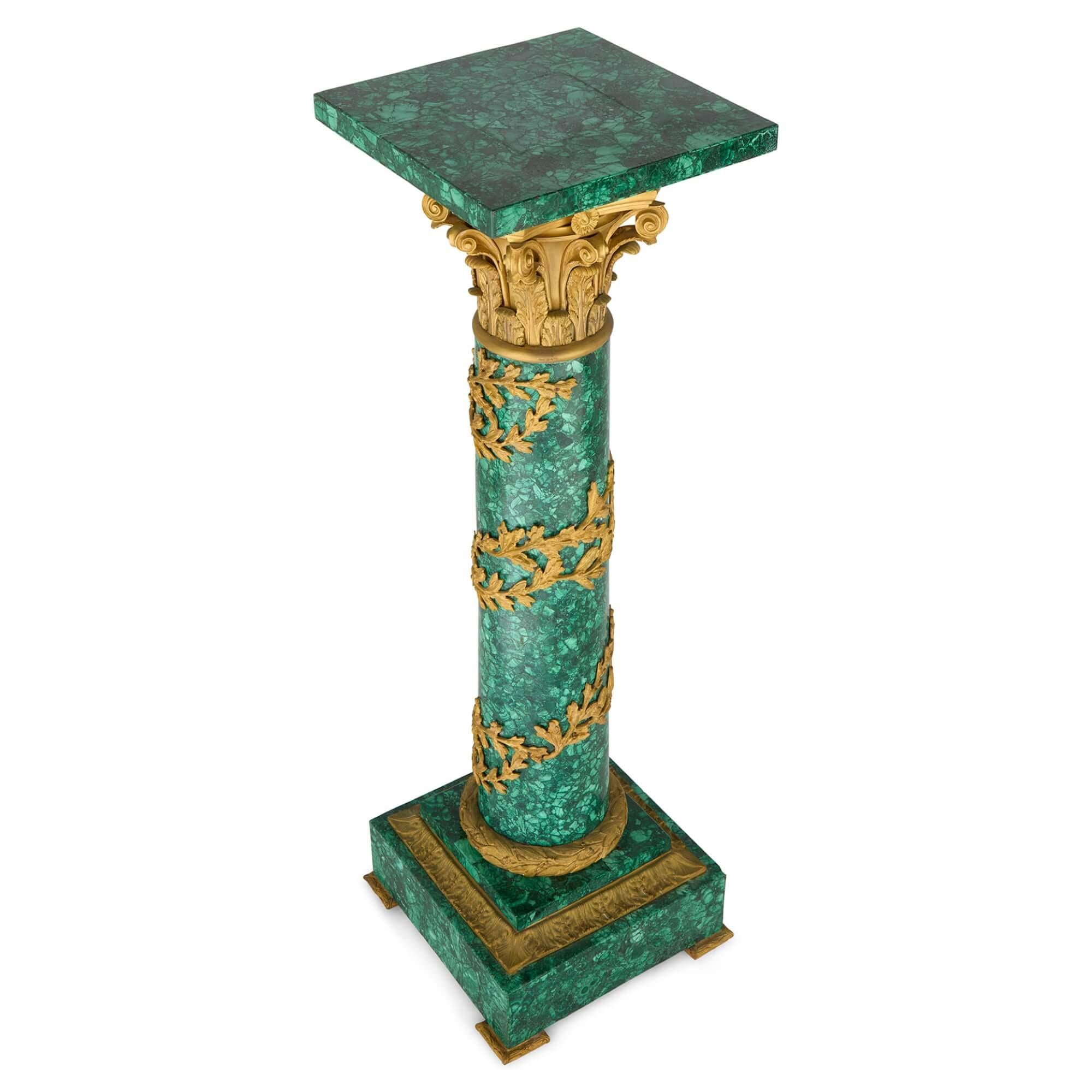 Français Paire de piédestaux de style Empire français en malachite et bronze doré en vente