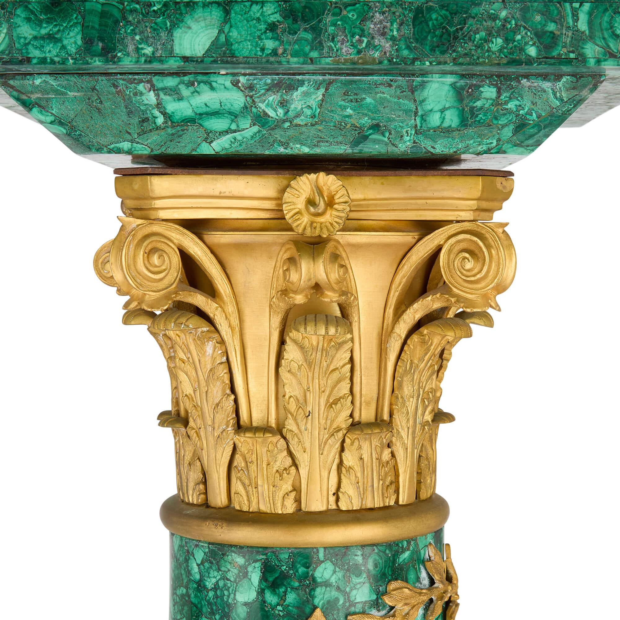 Moulage Paire de piédestaux de style Empire français en malachite et bronze doré en vente