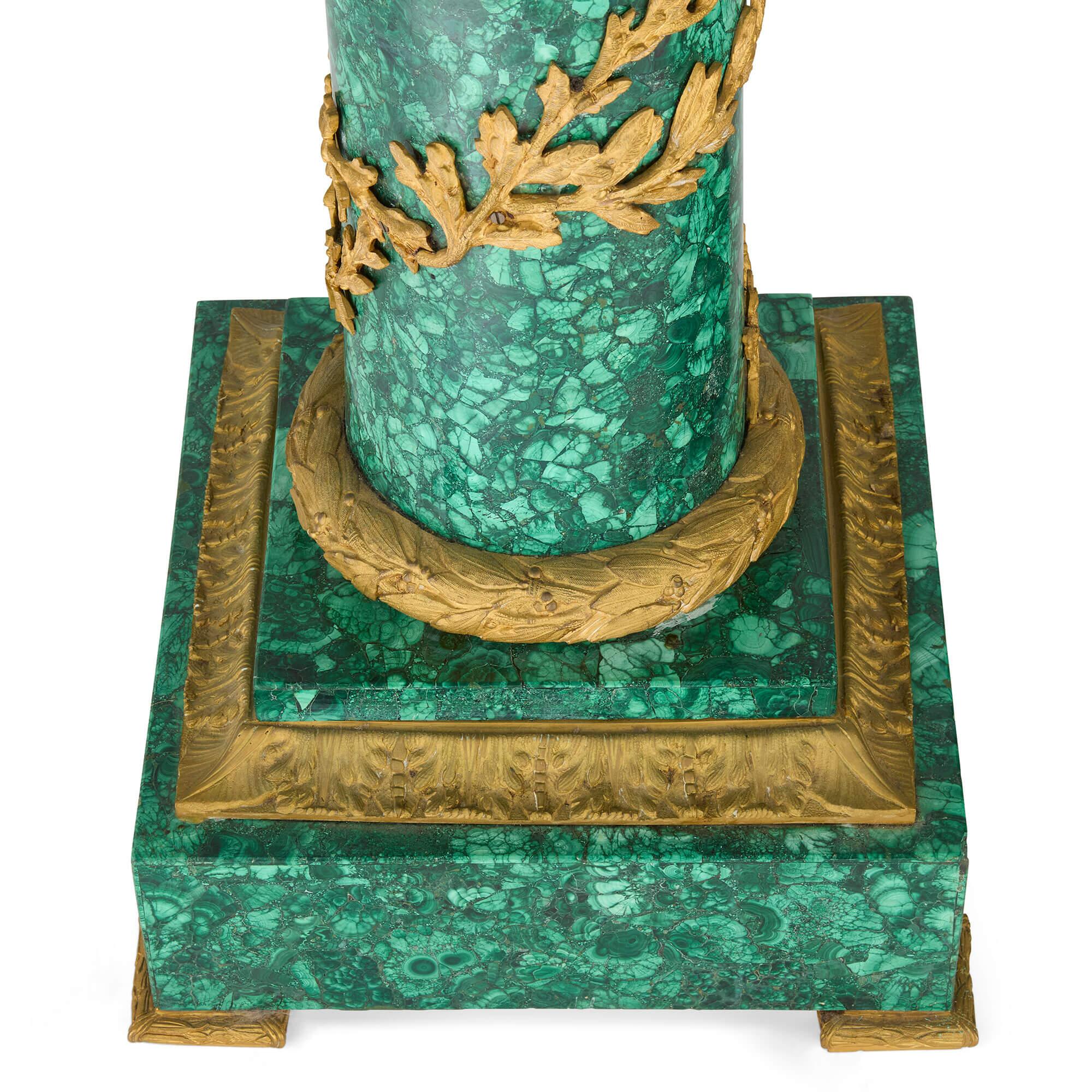20ième siècle Paire de piédestaux de style Empire français en malachite et bronze doré en vente